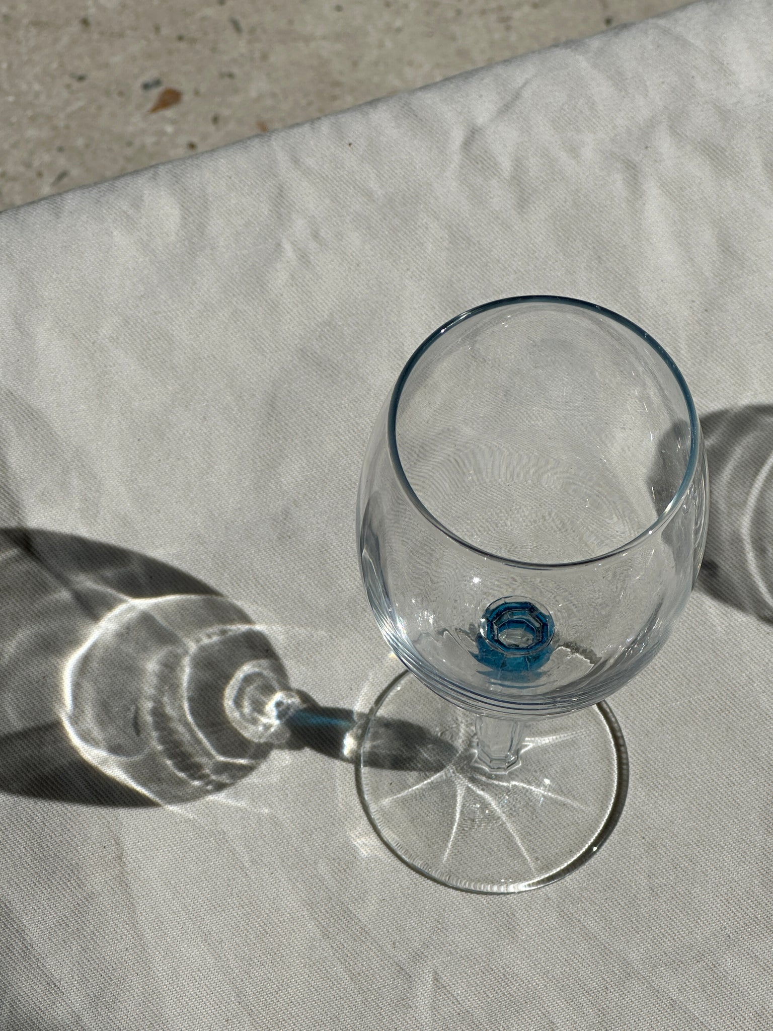 Lot de 4 verres à vin en verre sphère bleu au pied
