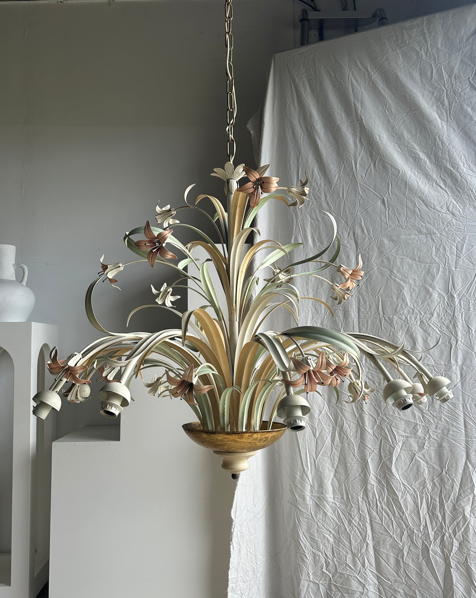 Très grand lustre motifs de fleurs blanc rose et vert Maison Masca D:1m10 H:1m