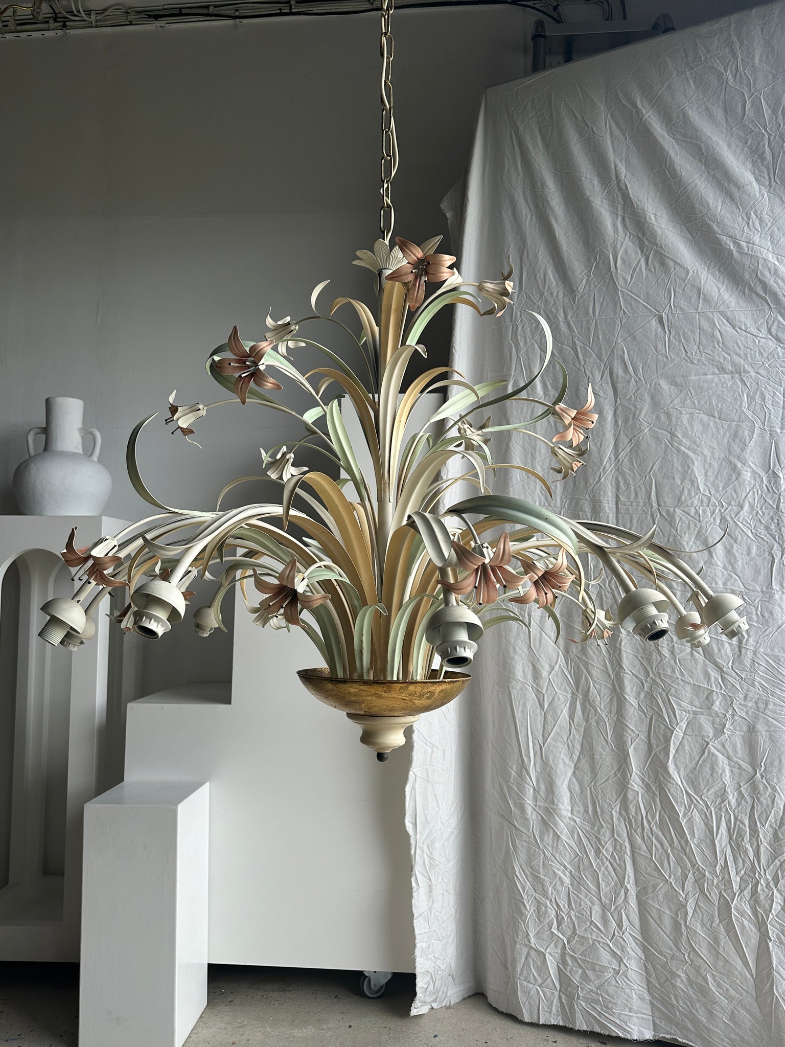 Très grand lustre motifs de fleurs blanc rose et vert Maison Masca D:1m10 H:1m