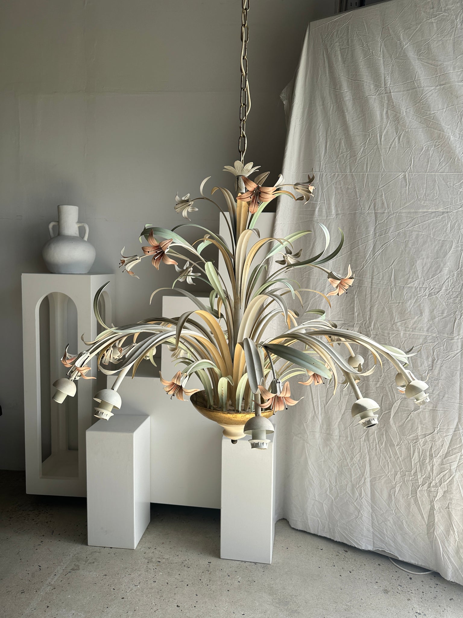 Très grand lustre motifs de fleurs blanc rose et vert Maison Masca D:1m10 H:1m