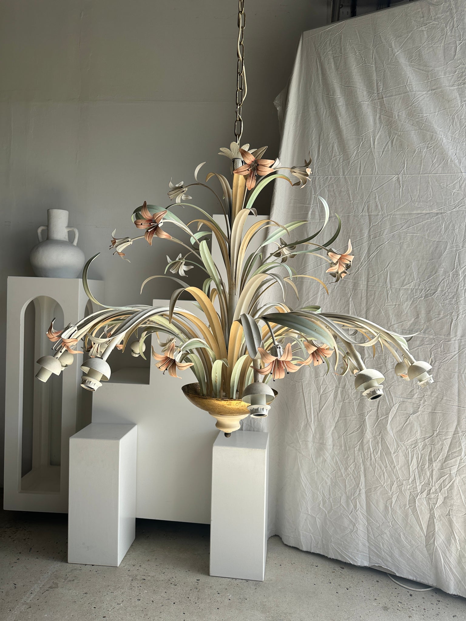 Très grand lustre motifs de fleurs blanc rose et vert Maison Masca D:1m10 H:1m