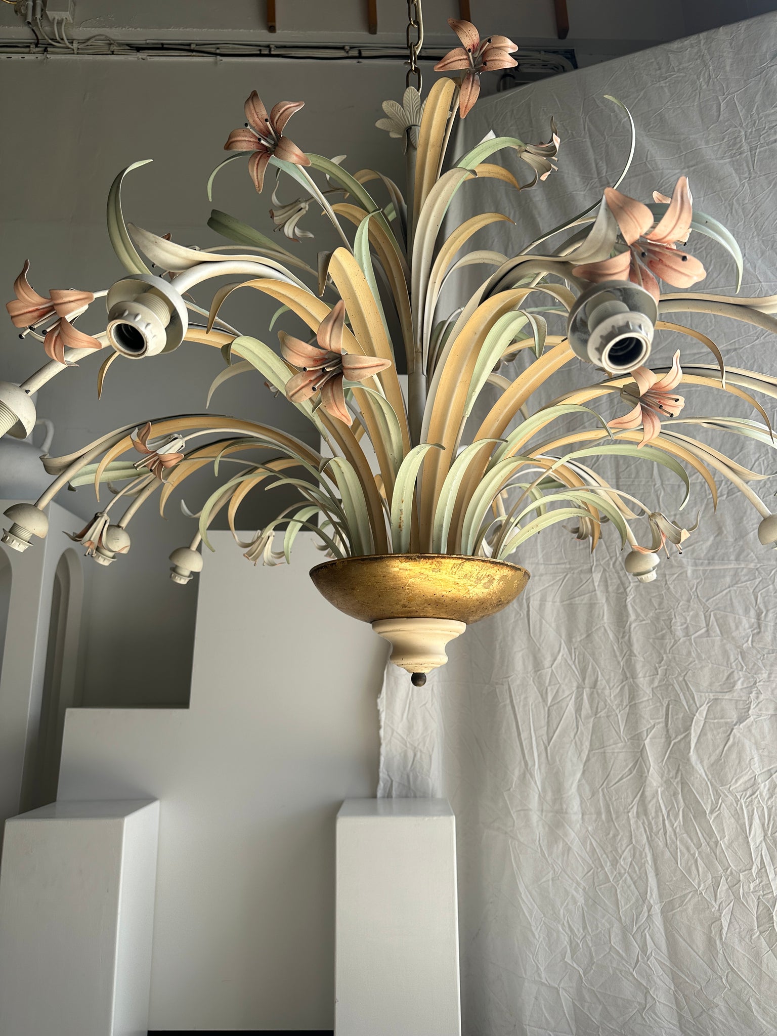 Très grand lustre motifs de fleurs blanc rose et vert Maison Masca D:1m10 H:1m