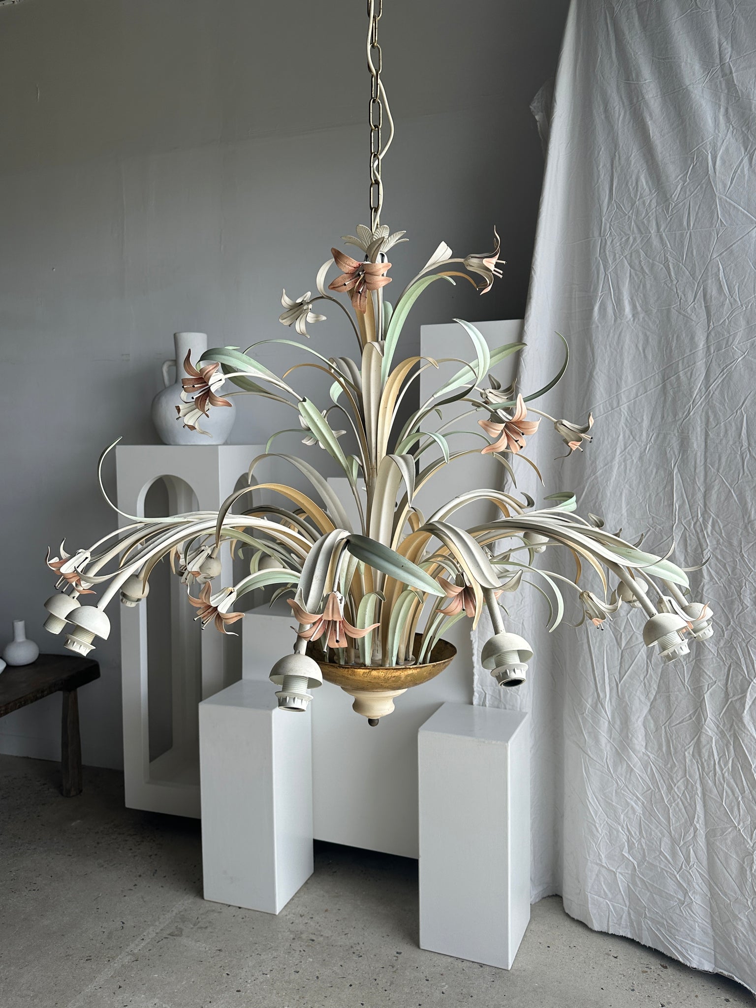 Très grand lustre motifs de fleurs blanc rose et vert Maison Masca D:1m10 H:1m