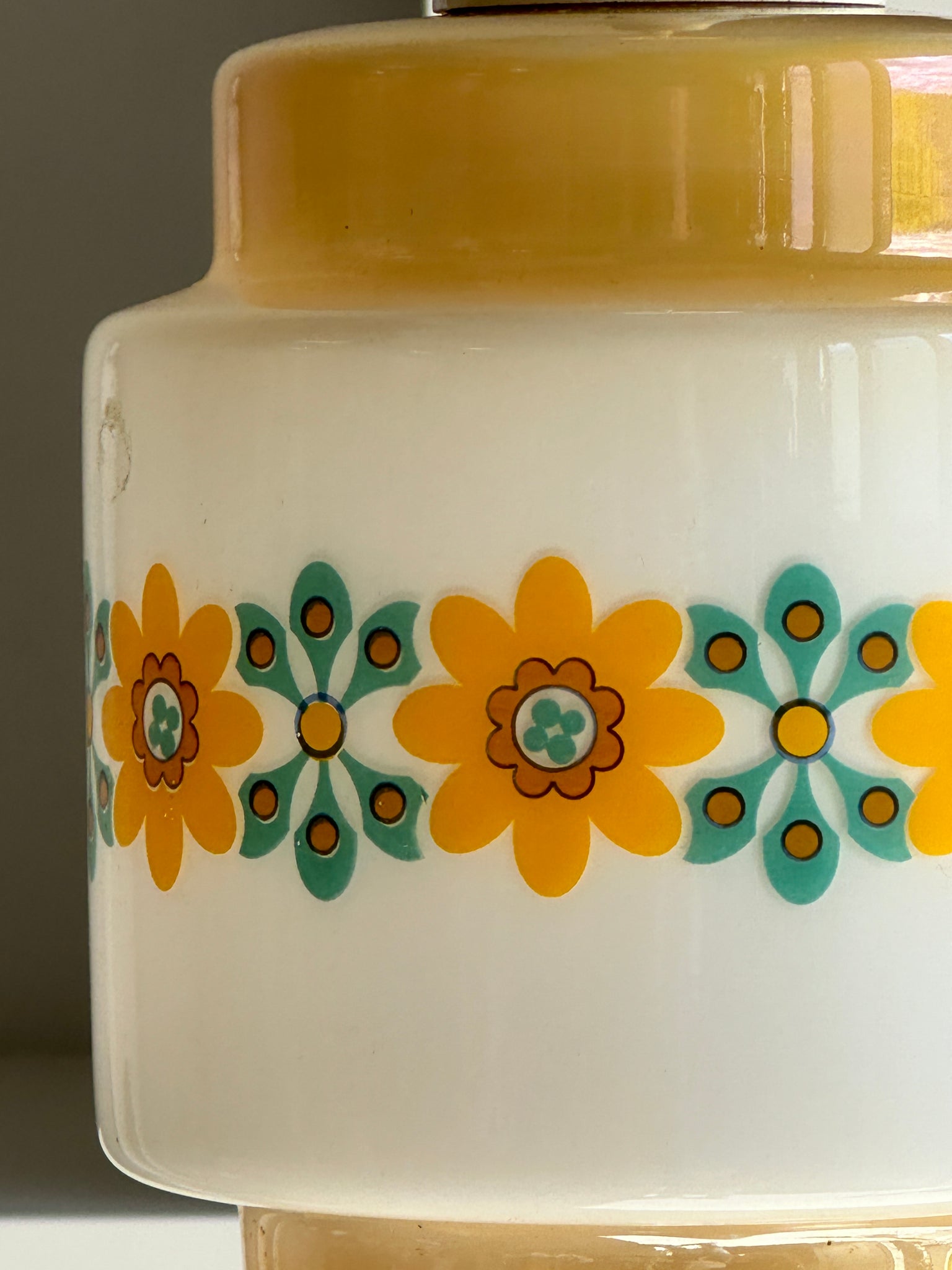 Petit lustre vintage en verre opalin, motifs de fleurs jaunes et bleues