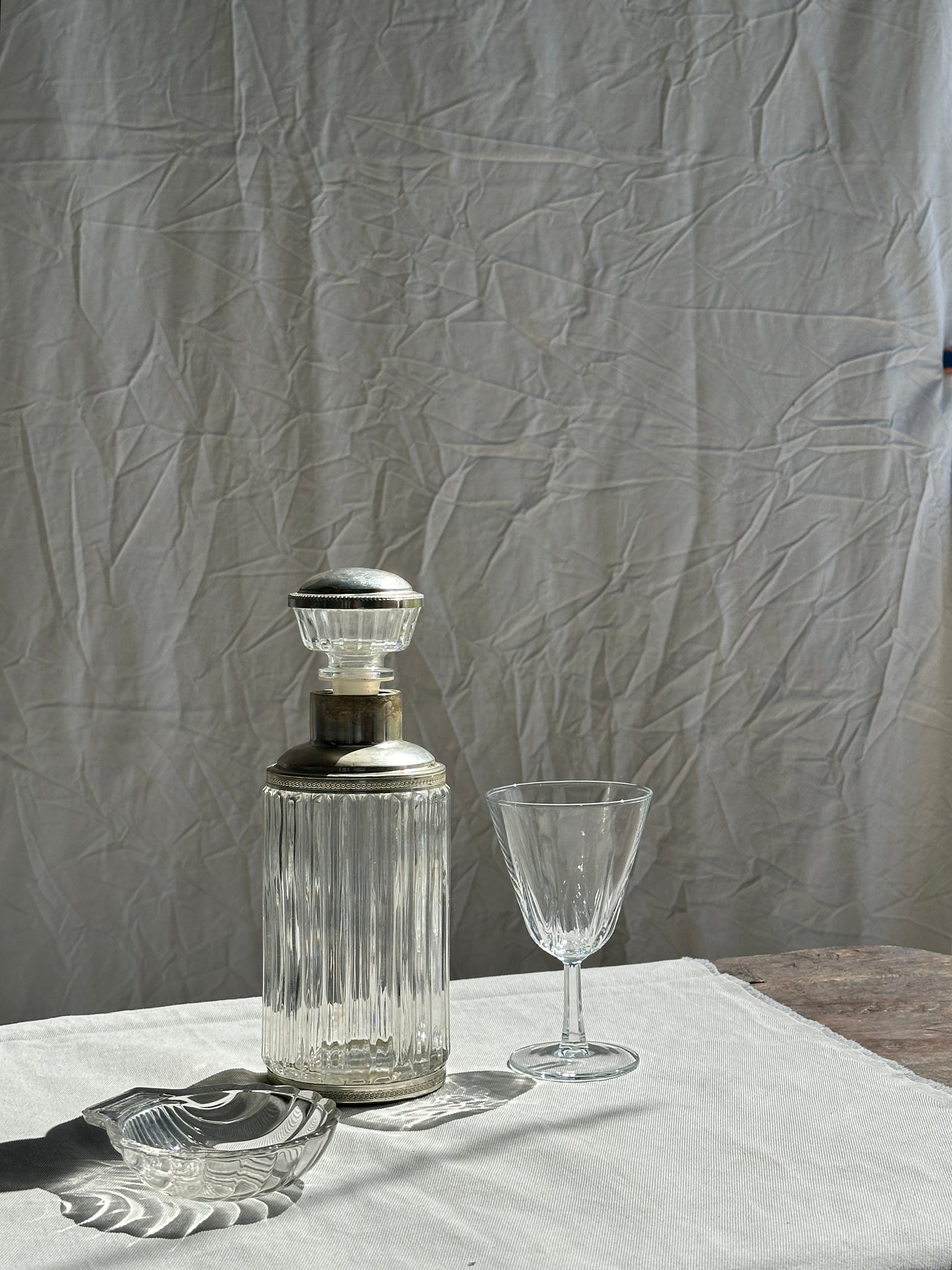 Grand flacon ou carafe à bouchon hermétique en verre et monture en métal Made in Italy