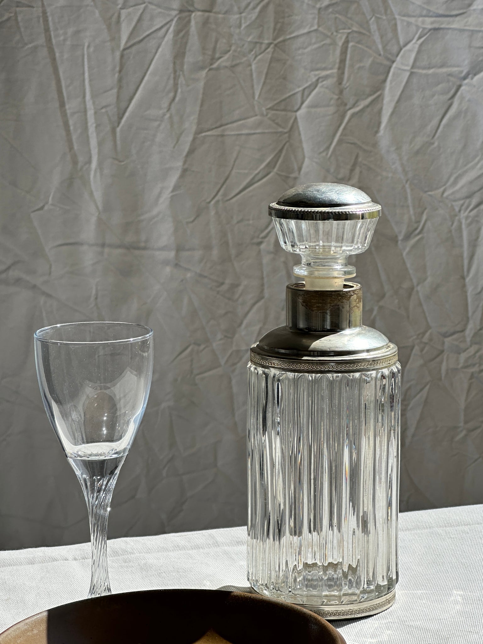 Grand flacon ou carafe à bouchon hermétique en verre et monture en métal Made in Italy