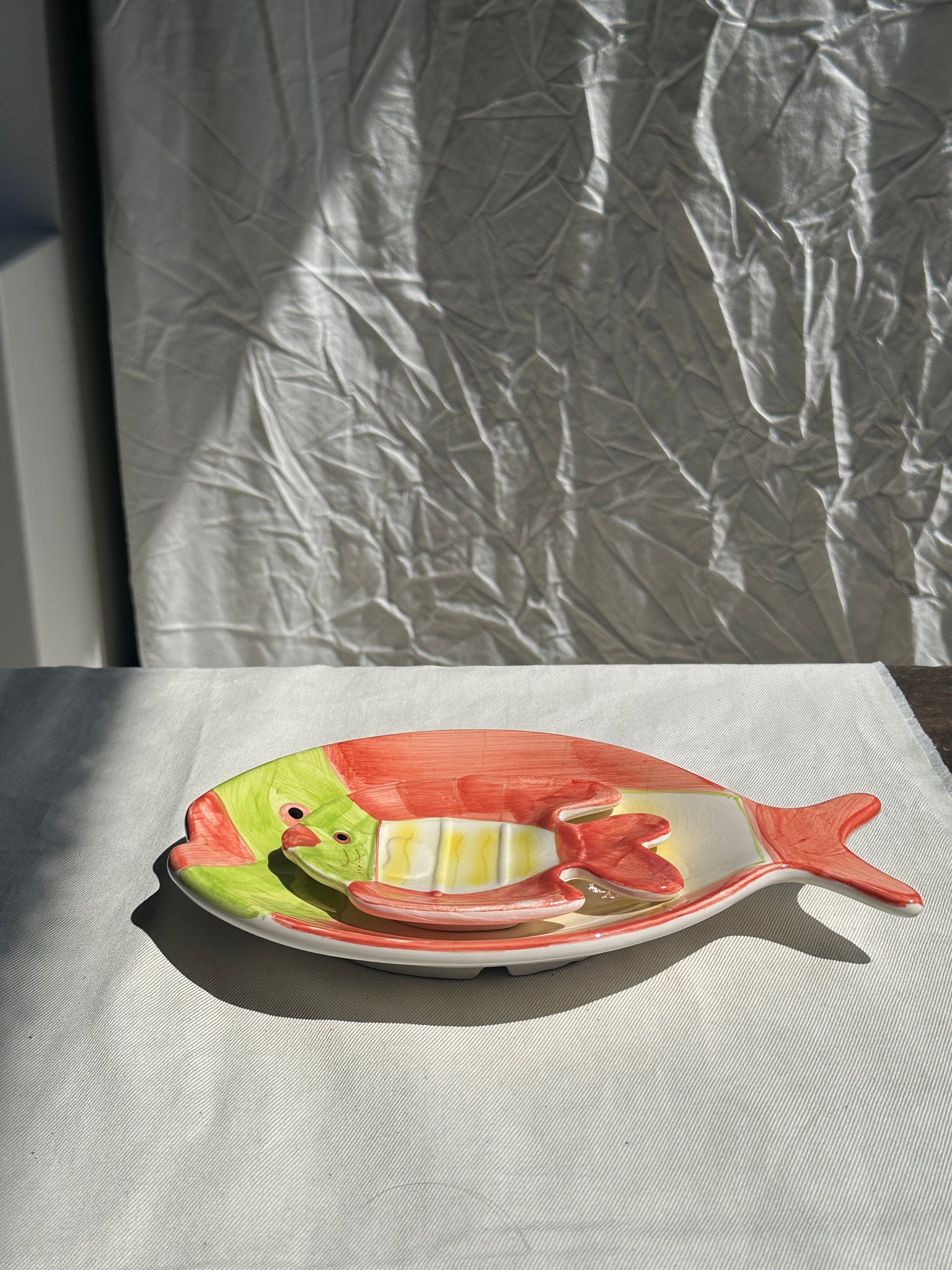 Duo de plats en forme de poissons colorés vintage