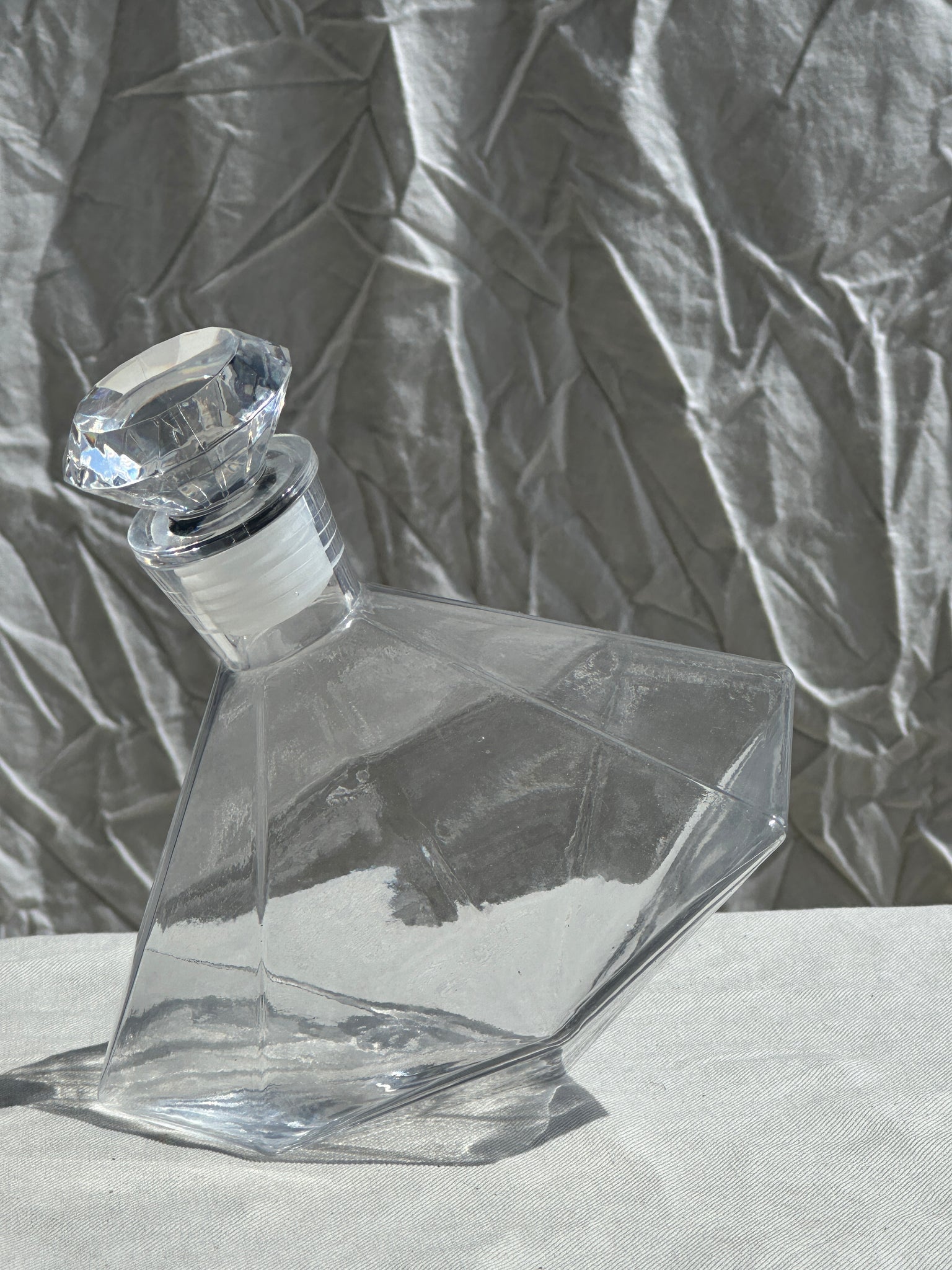 Petite carafe géométrique à bouchon en forme de diamant et ses 4 verres