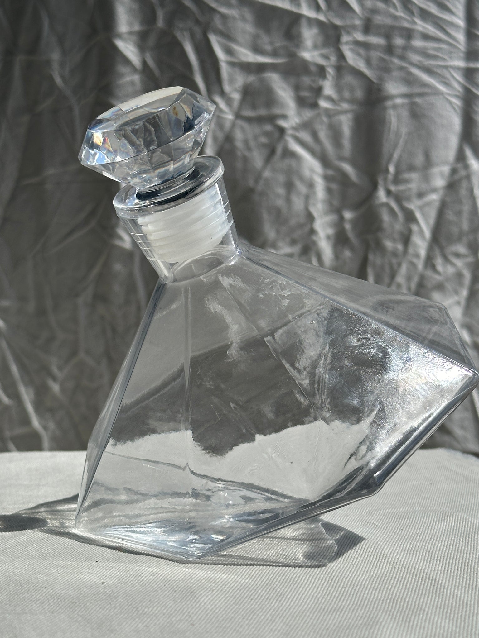 Petite carafe géométrique à bouchon en forme de diamant et ses 4 verres