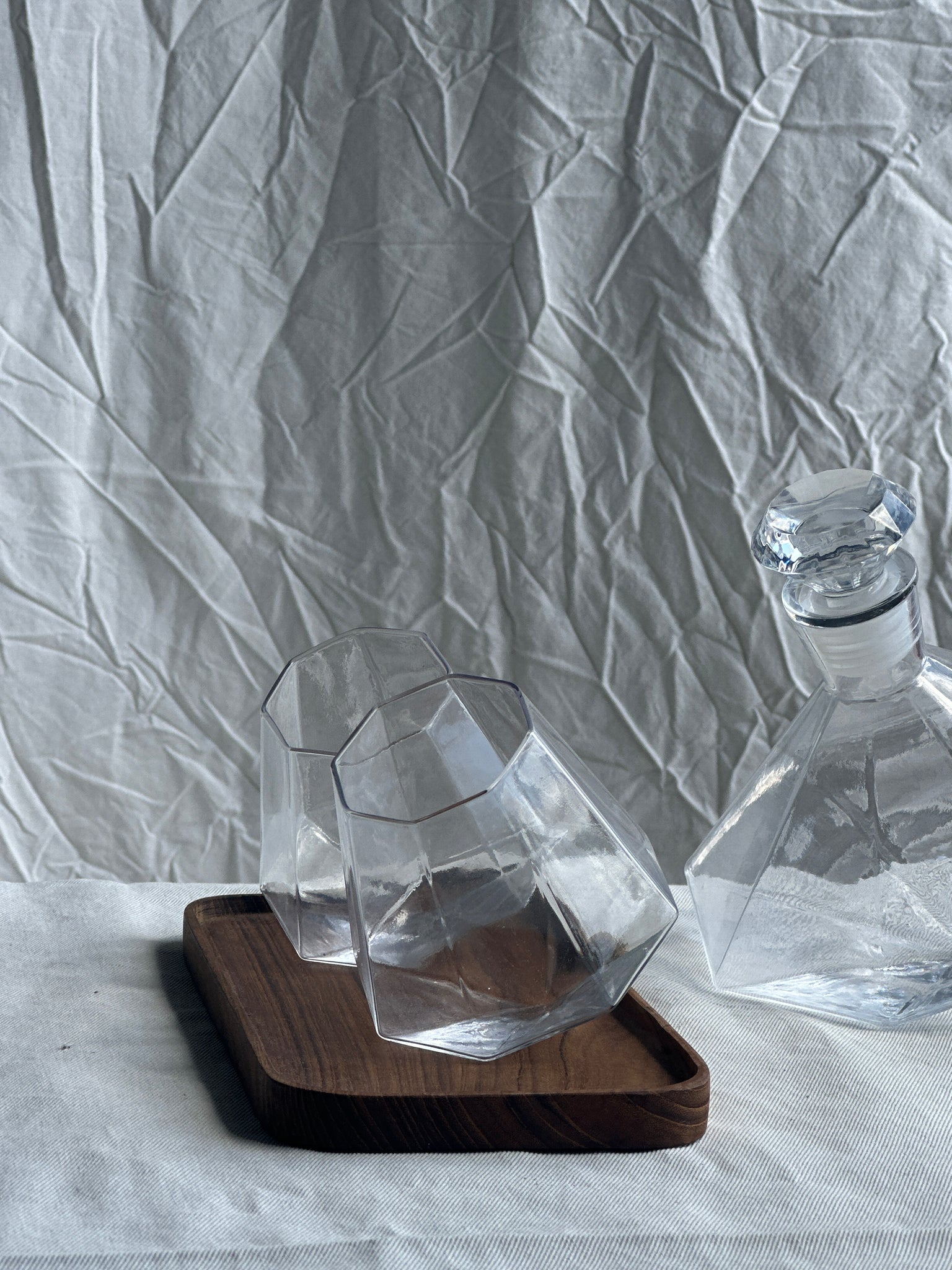 Petite carafe géométrique à bouchon en forme de diamant et ses 4 verres