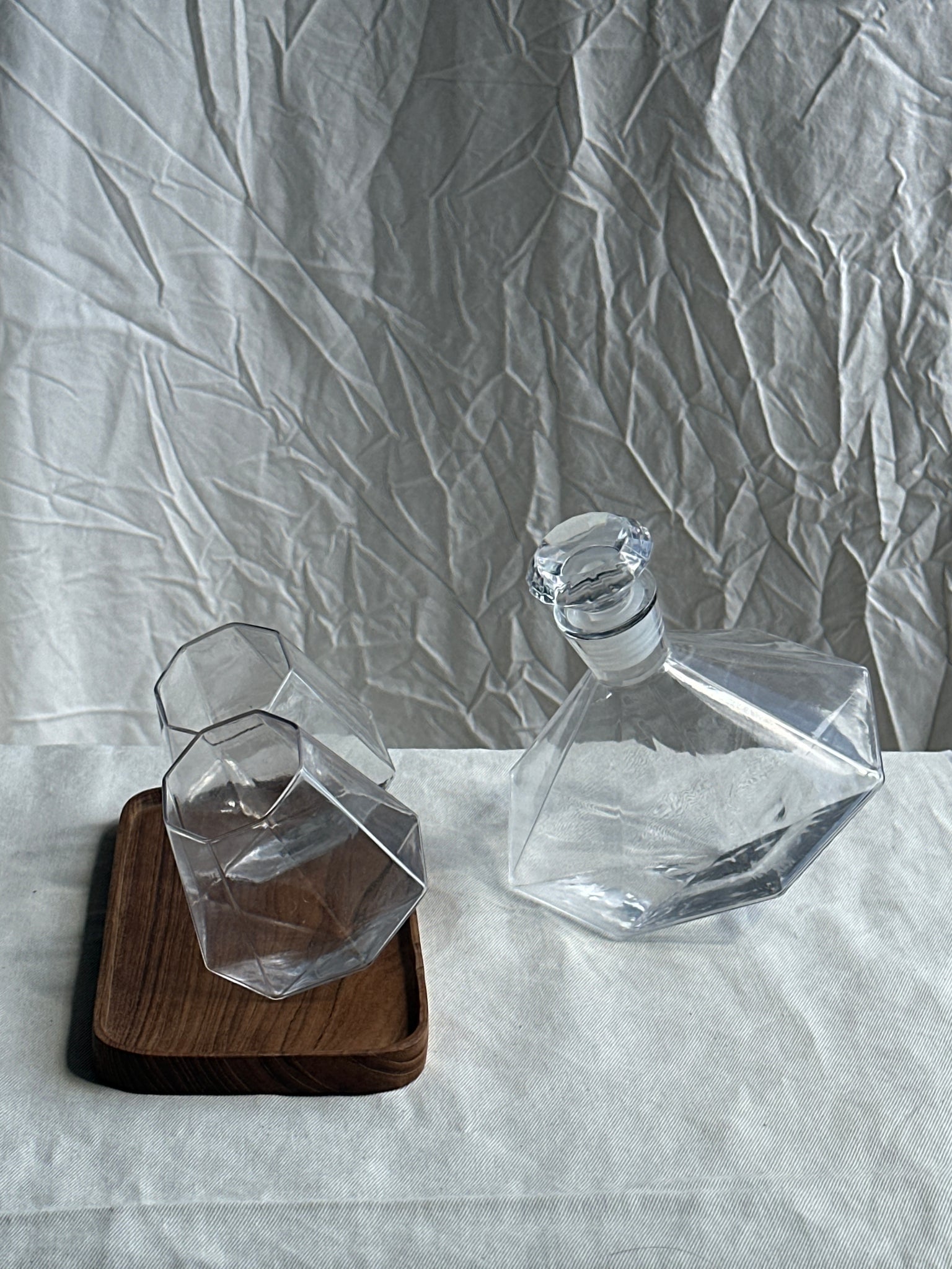 Petite carafe géométrique à bouchon en forme de diamant et ses 4 verres