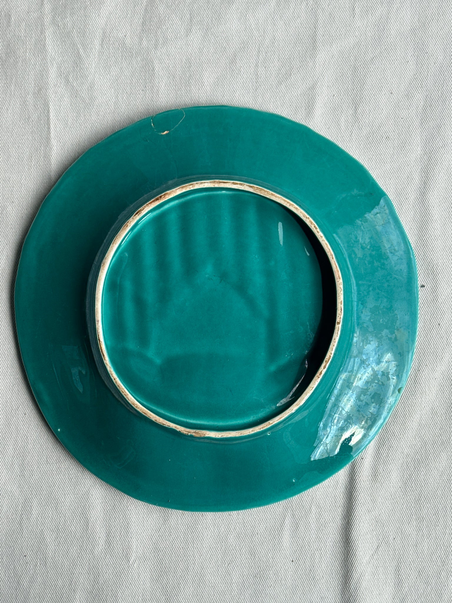 Un plat à asperge turquoise