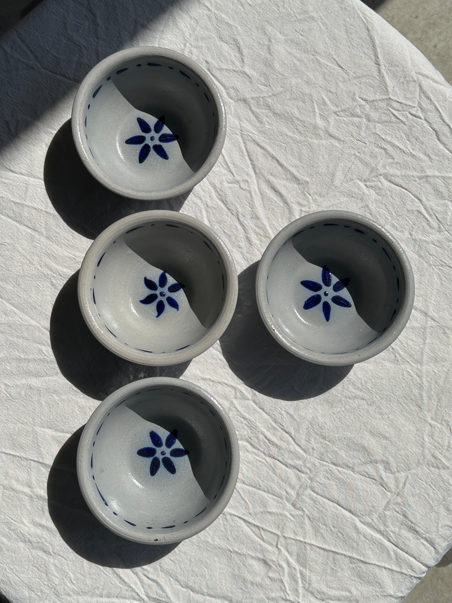 Lot de 4 petits bols en grès peints à la main motifs bleus géométriques