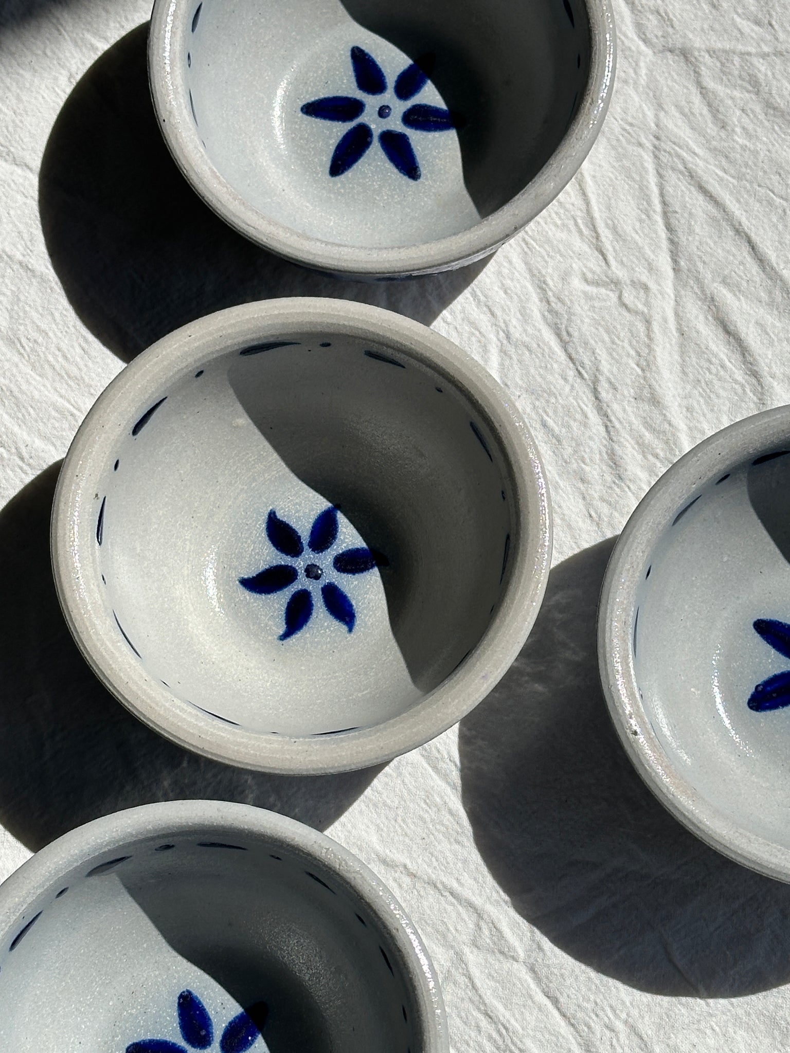 Lot de 4 petits bols en grès peints à la main motifs bleus géométriques