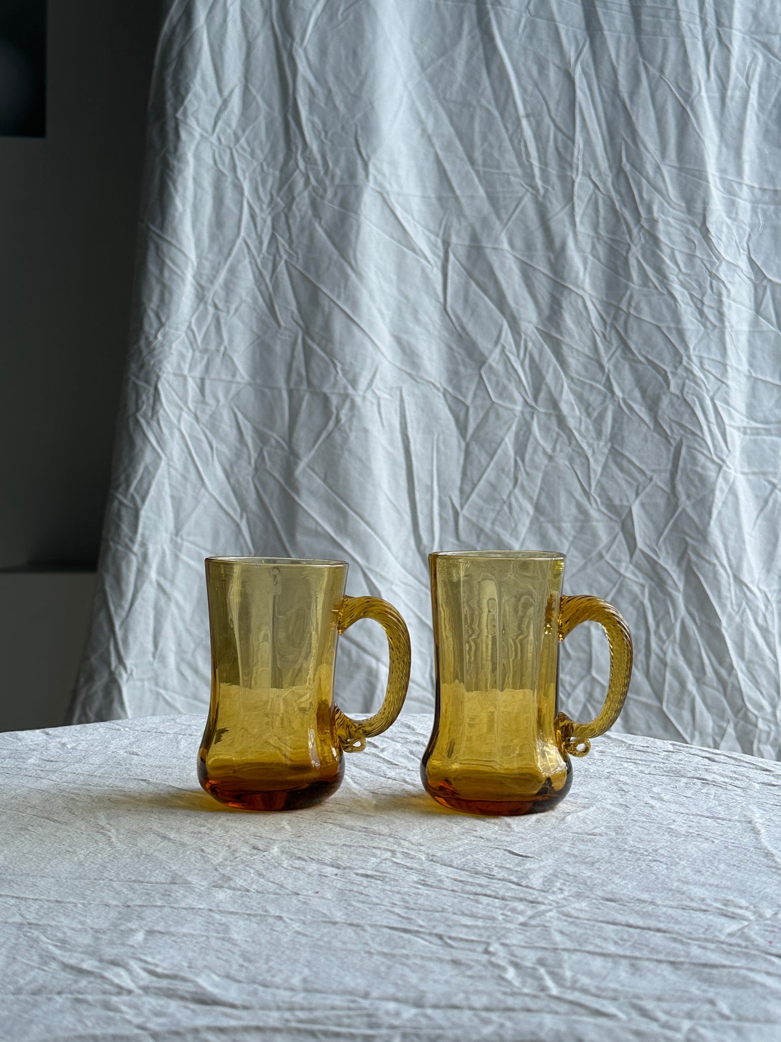 Duo de tasses à anses en verre jaune vintage