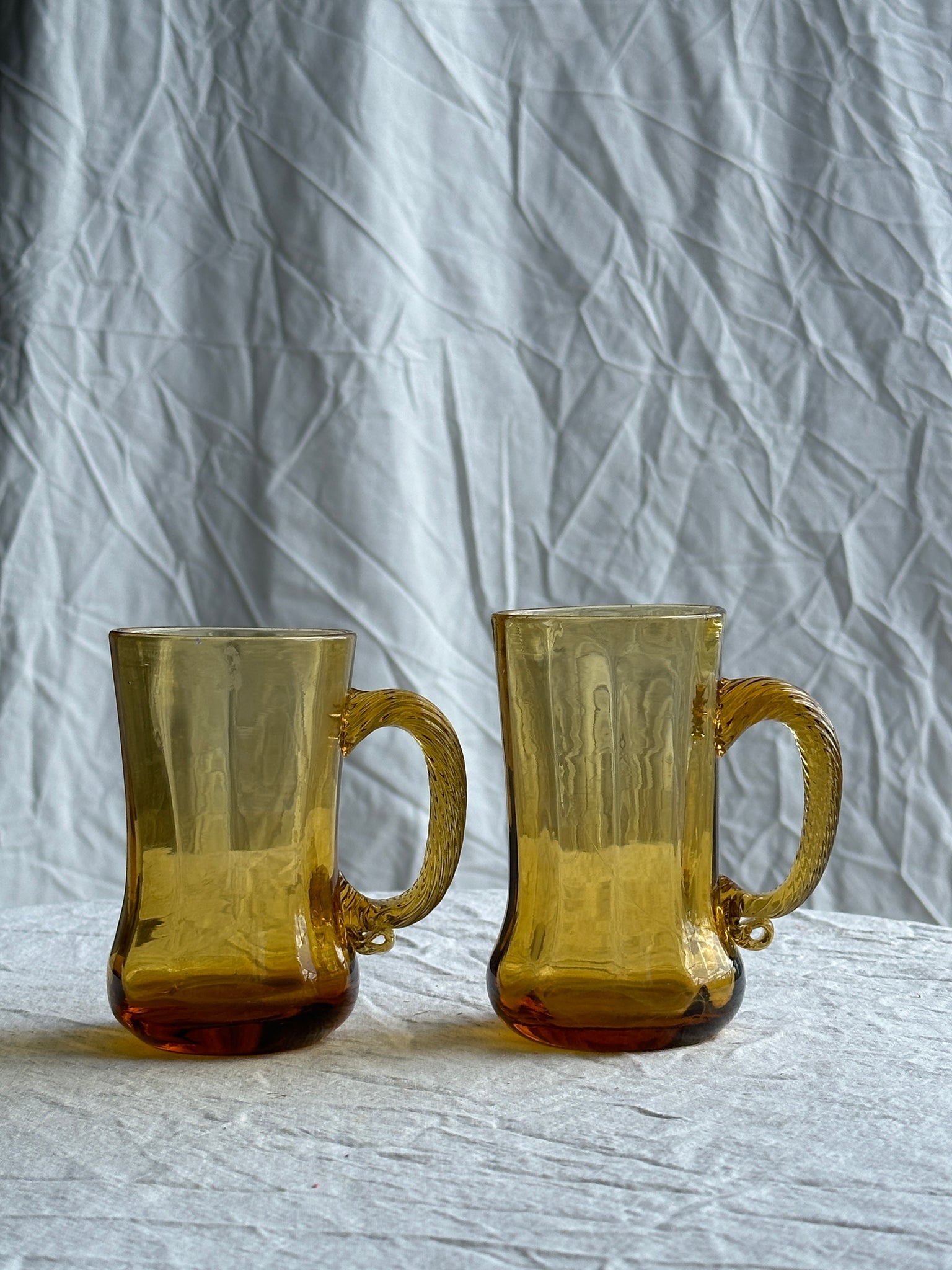 Duo de tasses à anses en verre jaune vintage