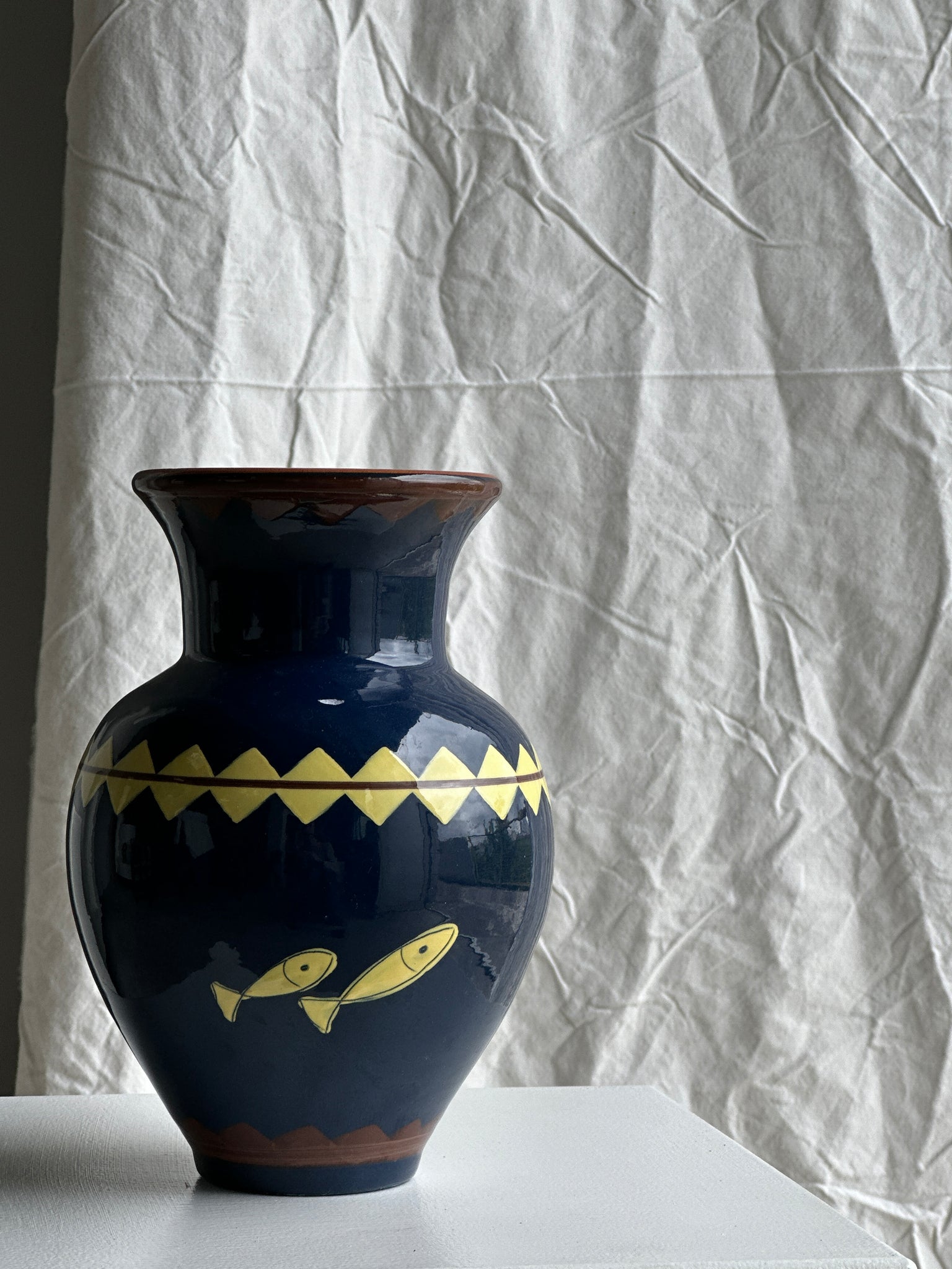 Vase bleu et jaune à motif de poissons H22