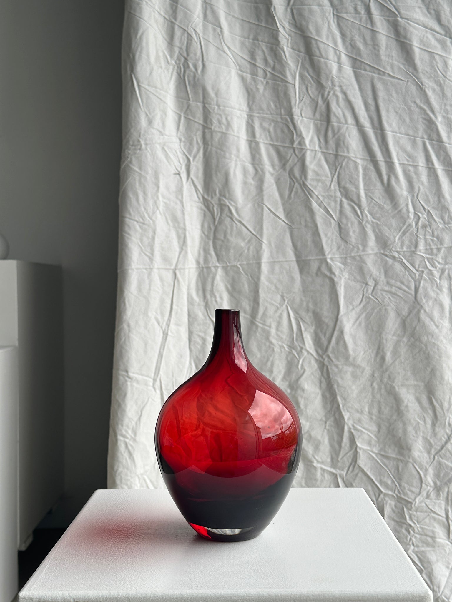 Moyen vase Ikea en verre rouge