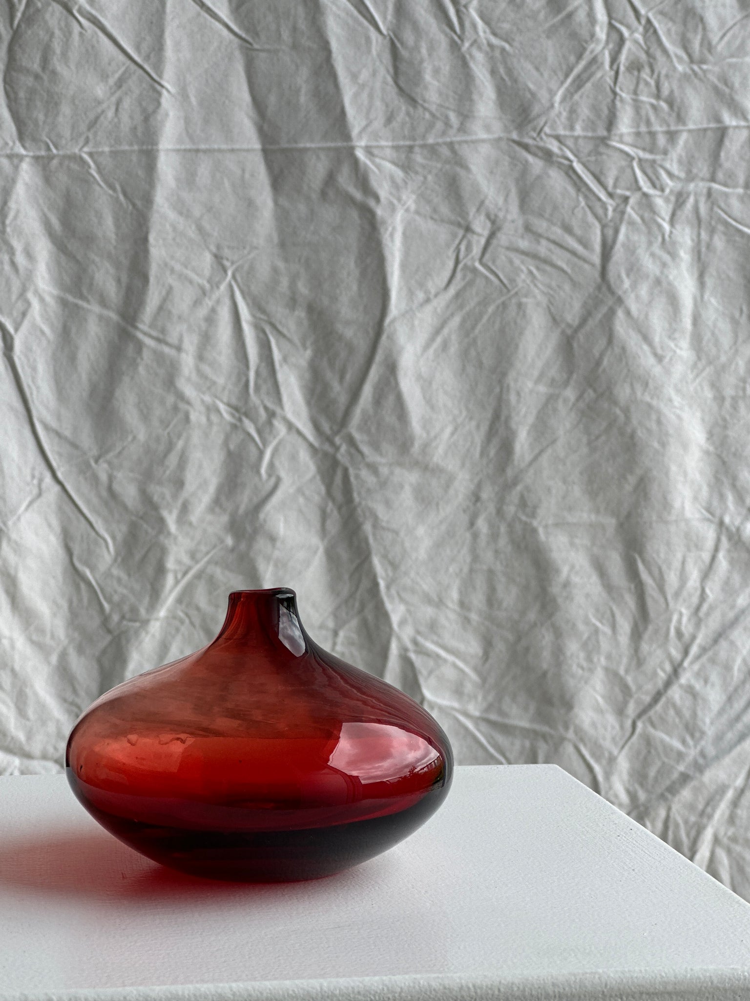 Petit vase Ikea en verre rouge plat