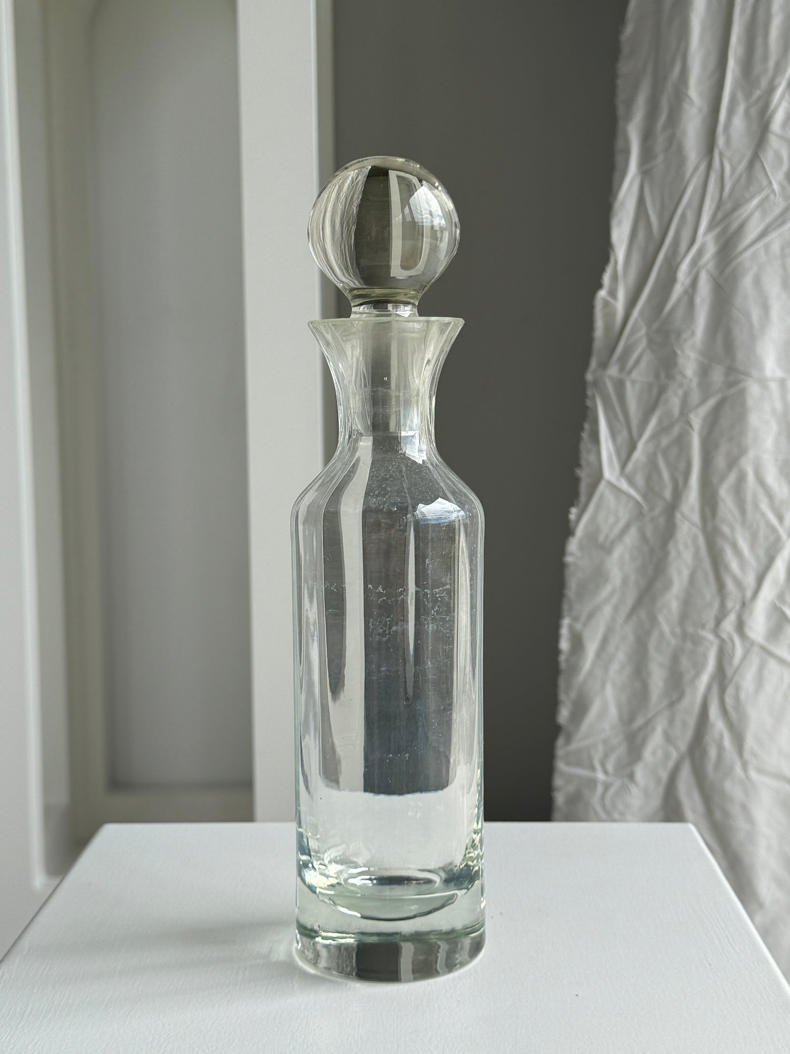 Petite carafe en verre strié gros bouchon rond