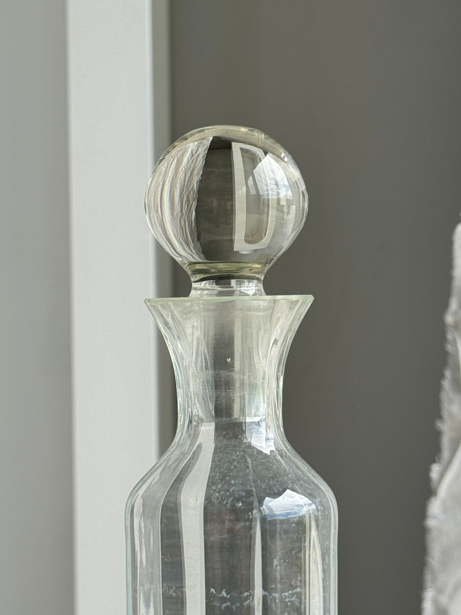 Petite carafe en verre strié gros bouchon rond