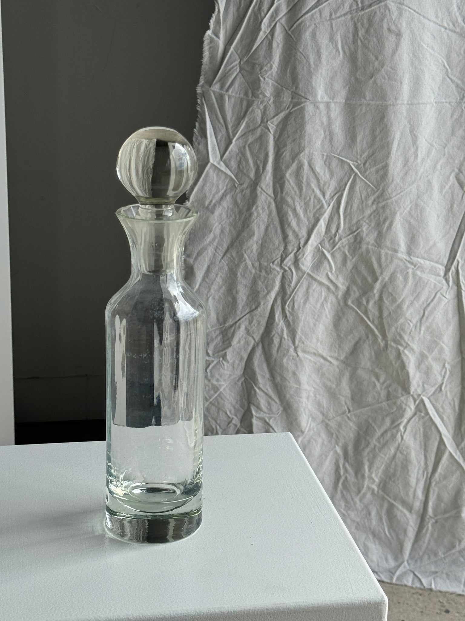 Petite carafe en verre strié gros bouchon rond