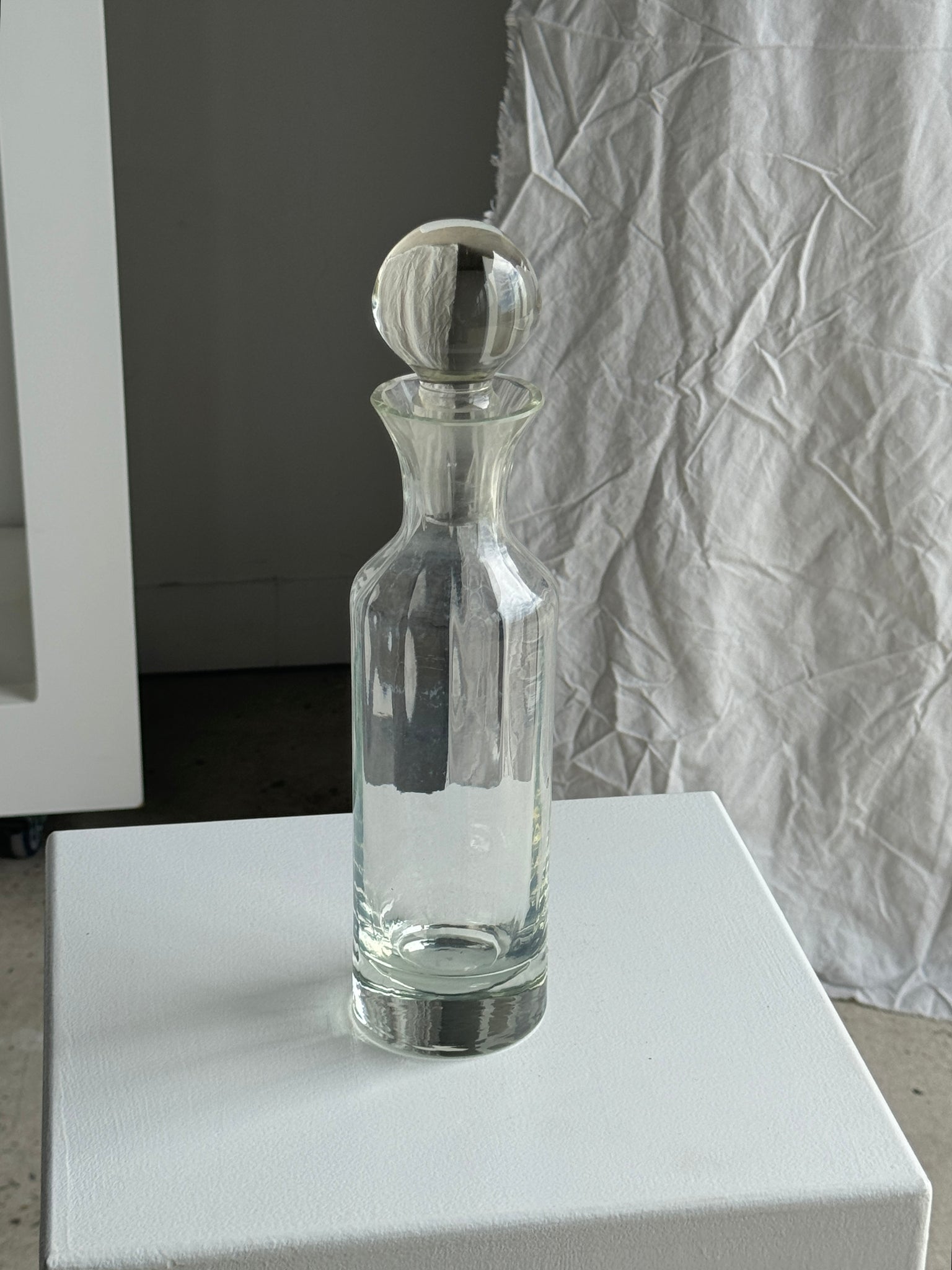 Petite carafe en verre strié gros bouchon rond