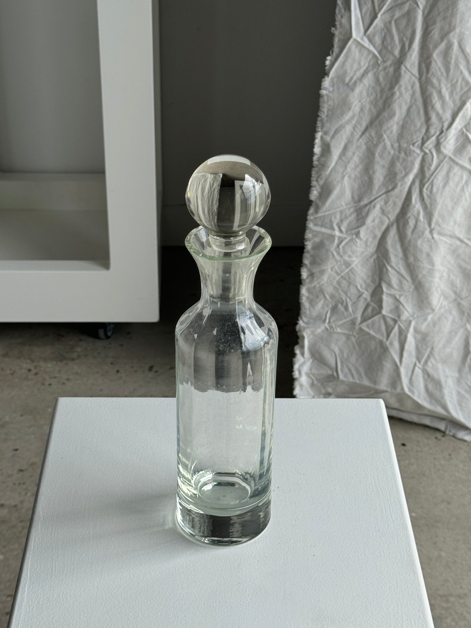 Petite carafe en verre strié gros bouchon rond