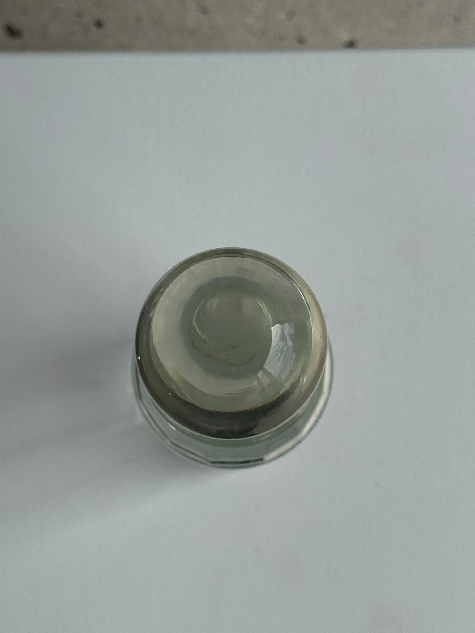 Petite carafe en verre strié gros bouchon rond