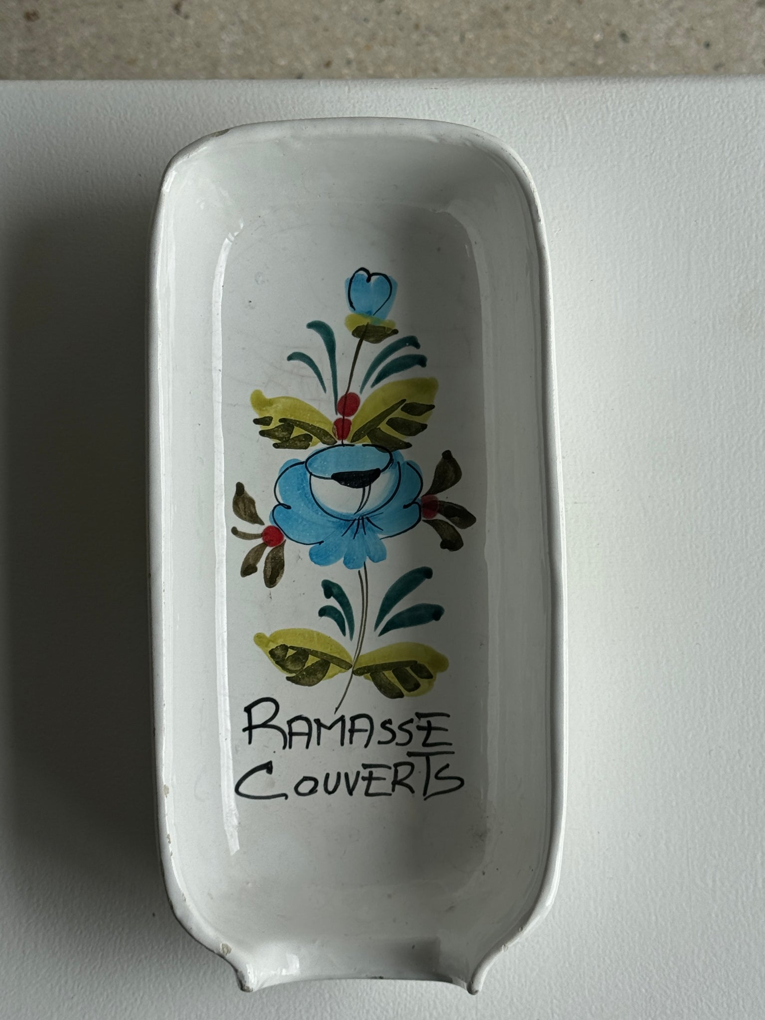 Ramasse couvert en faïence, motif fleur bleue