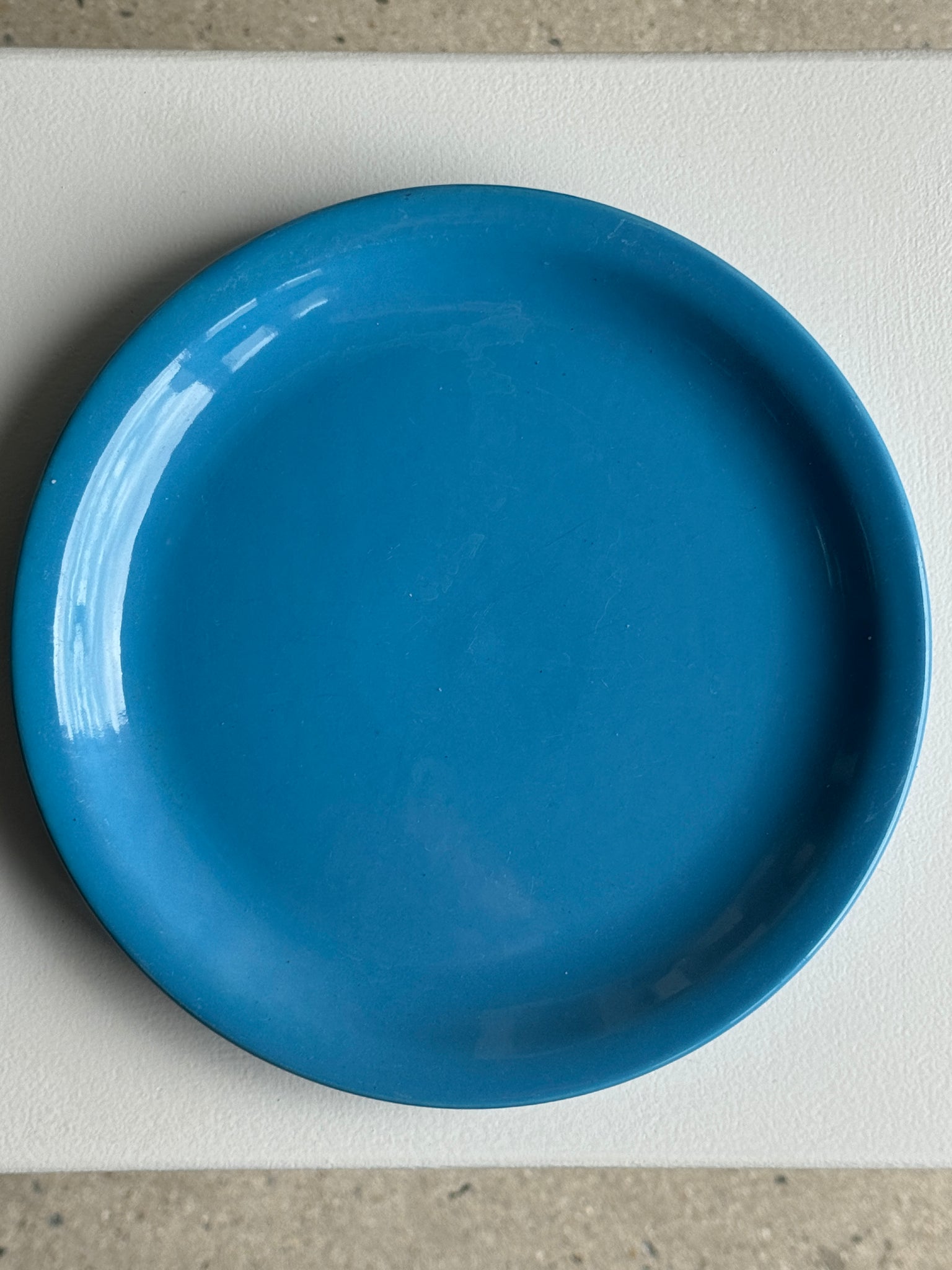 Lot de 2 assiettes bleues ciel, une fendue