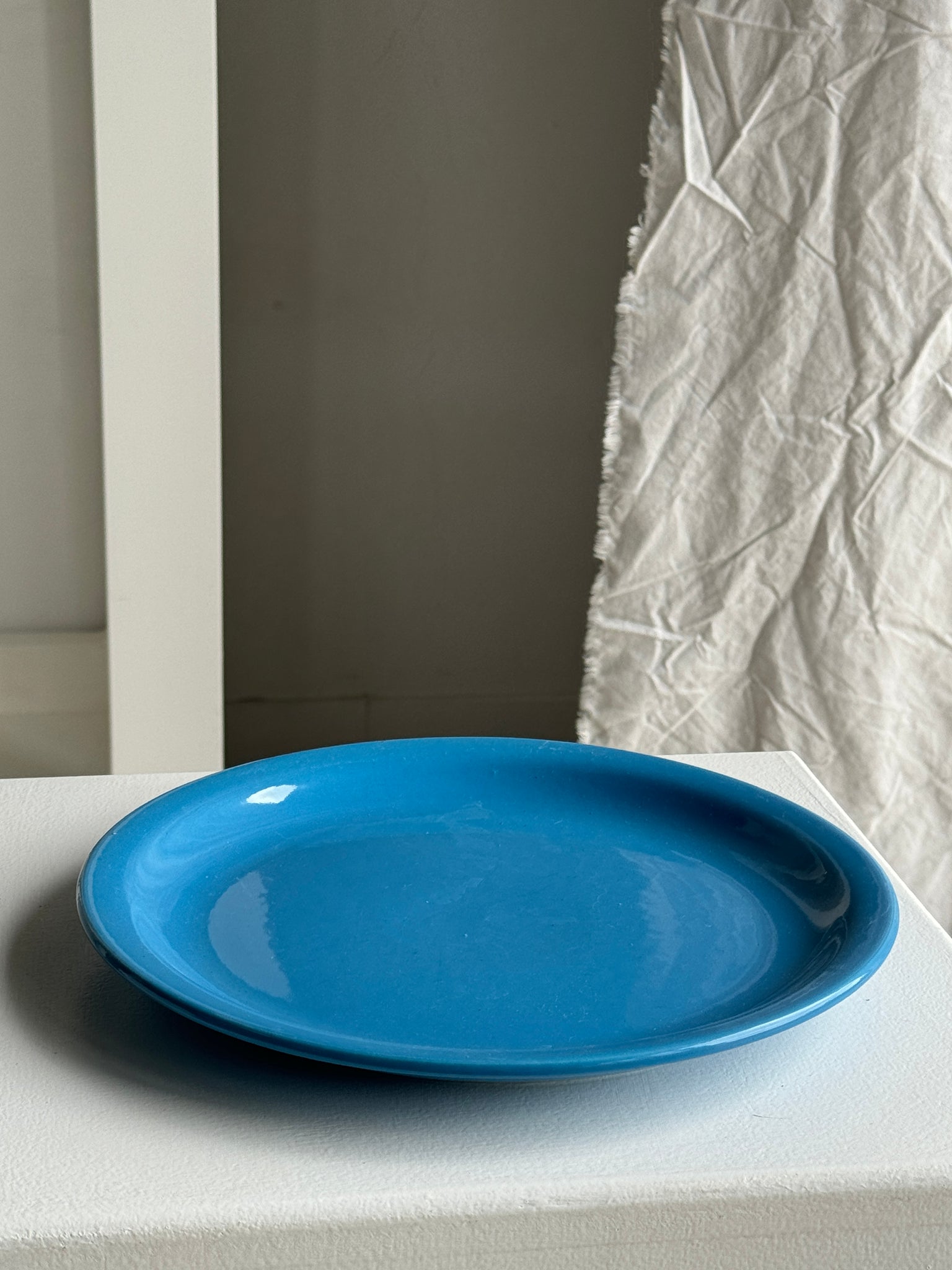 Lot de 2 assiettes bleues ciel, une fendue