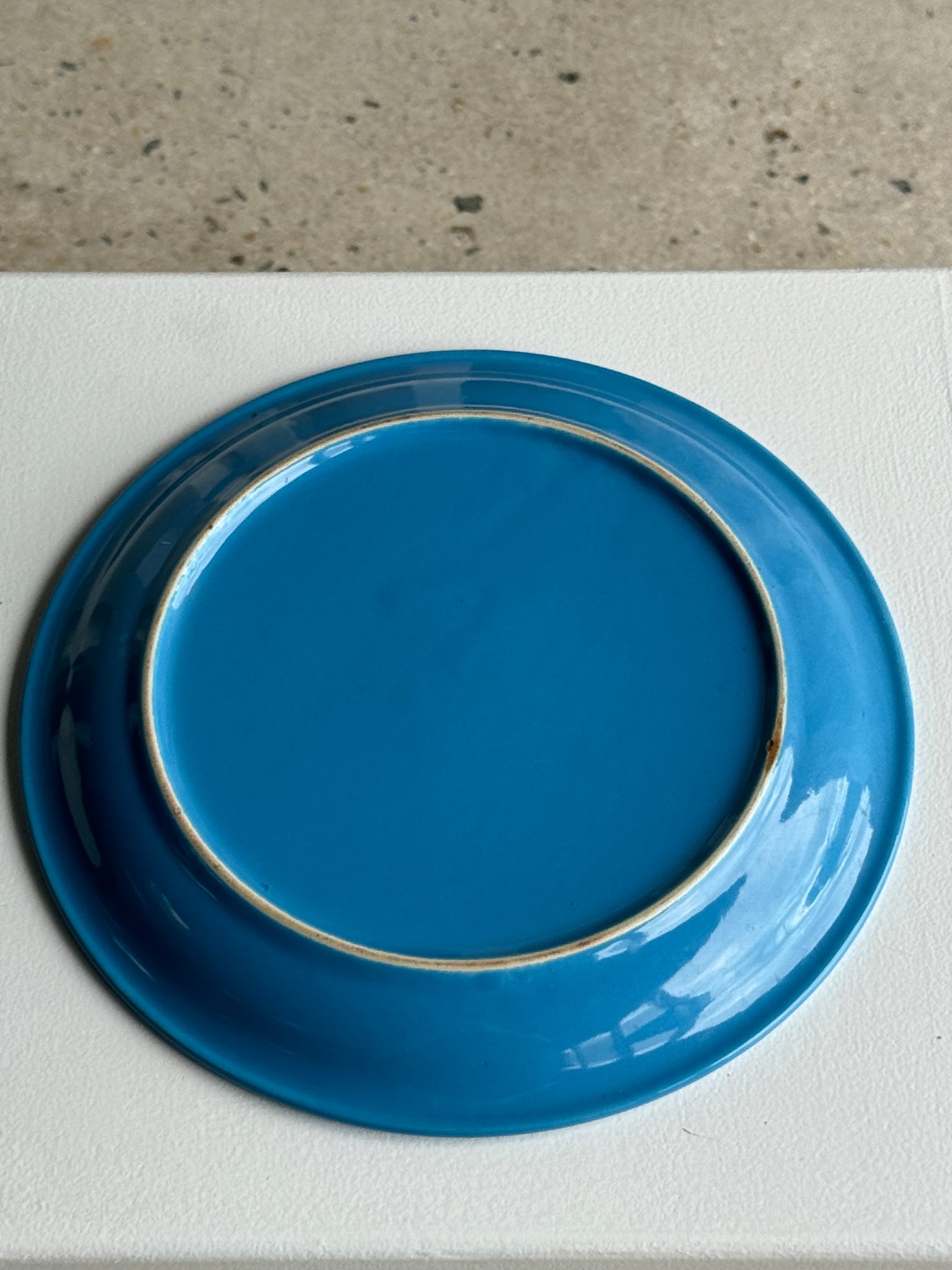 Lot de 2 assiettes bleues ciel, une fendue