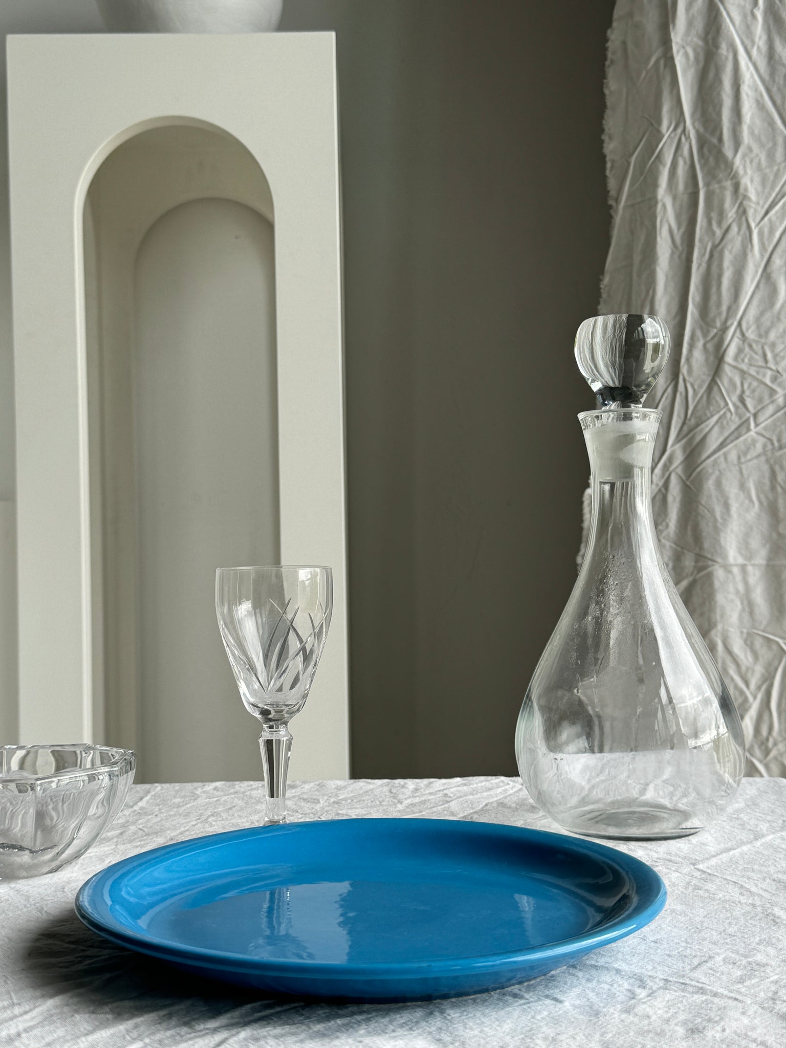 Lot de 2 assiettes bleues ciel, une fendue