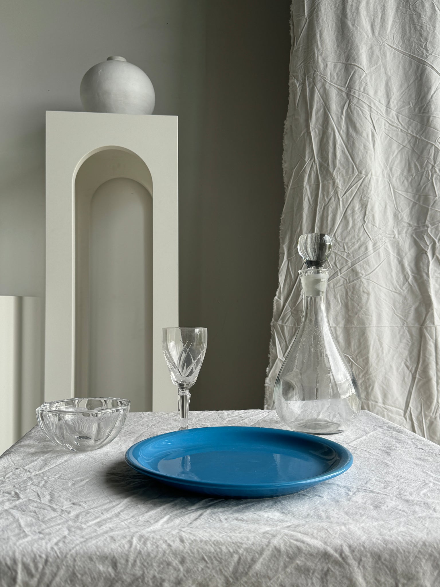 Lot de 2 assiettes bleues ciel, une fendue