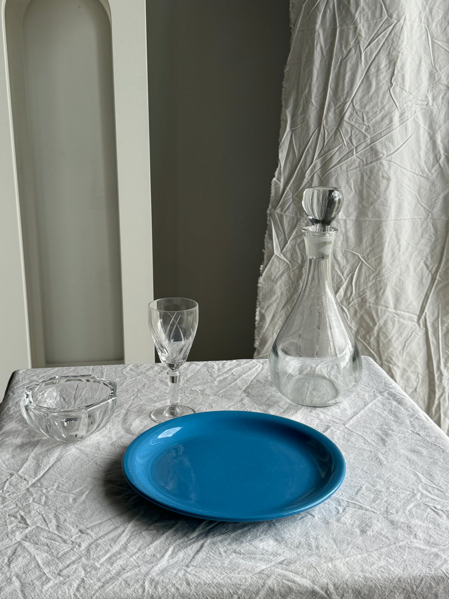 Lot de 2 assiettes bleues ciel, une fendue