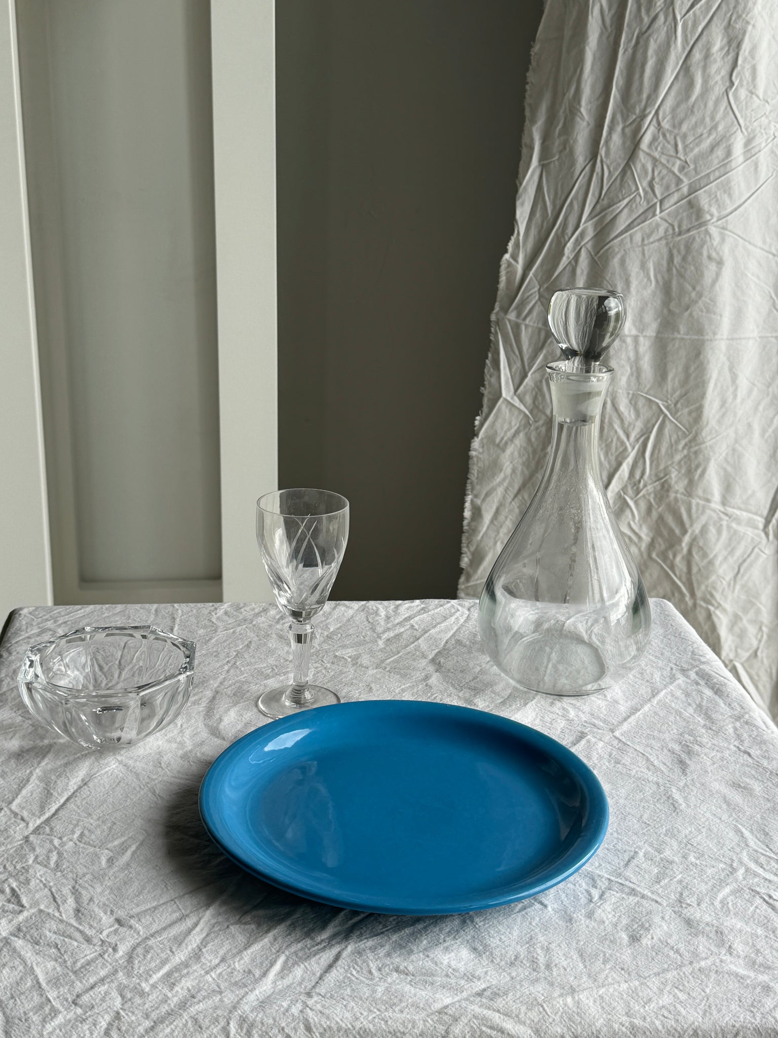 Lot de 2 assiettes bleues ciel, une fendue