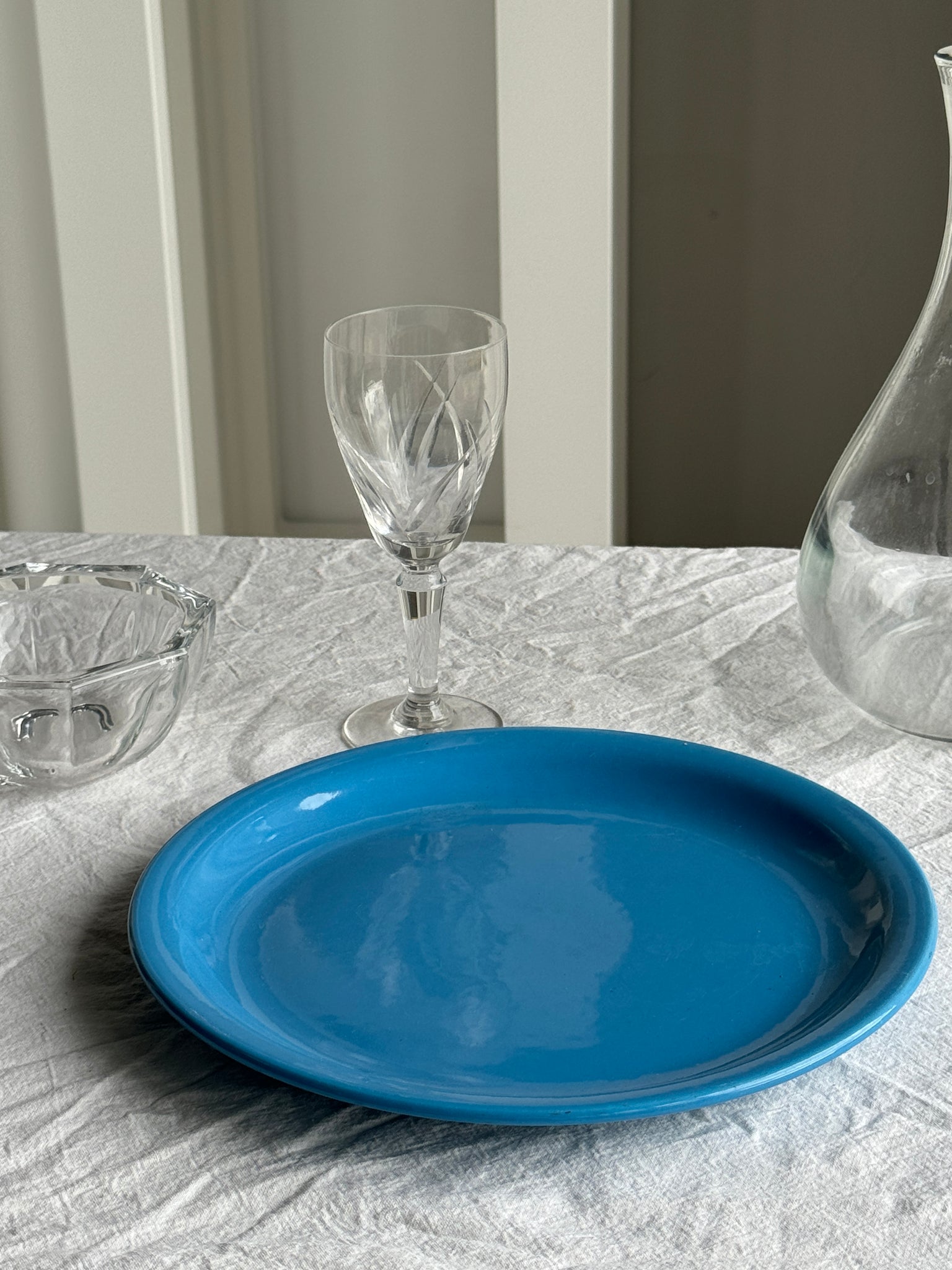 Lot de 2 assiettes bleues ciel, une fendue