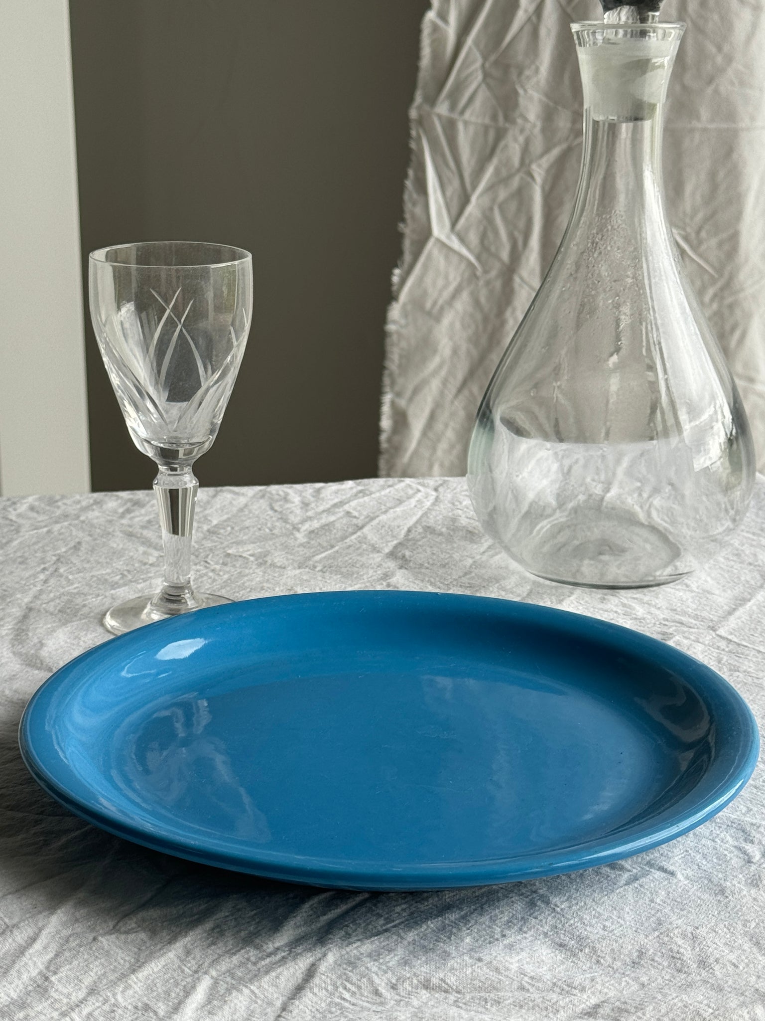 Lot de 2 assiettes bleues ciel, une fendue