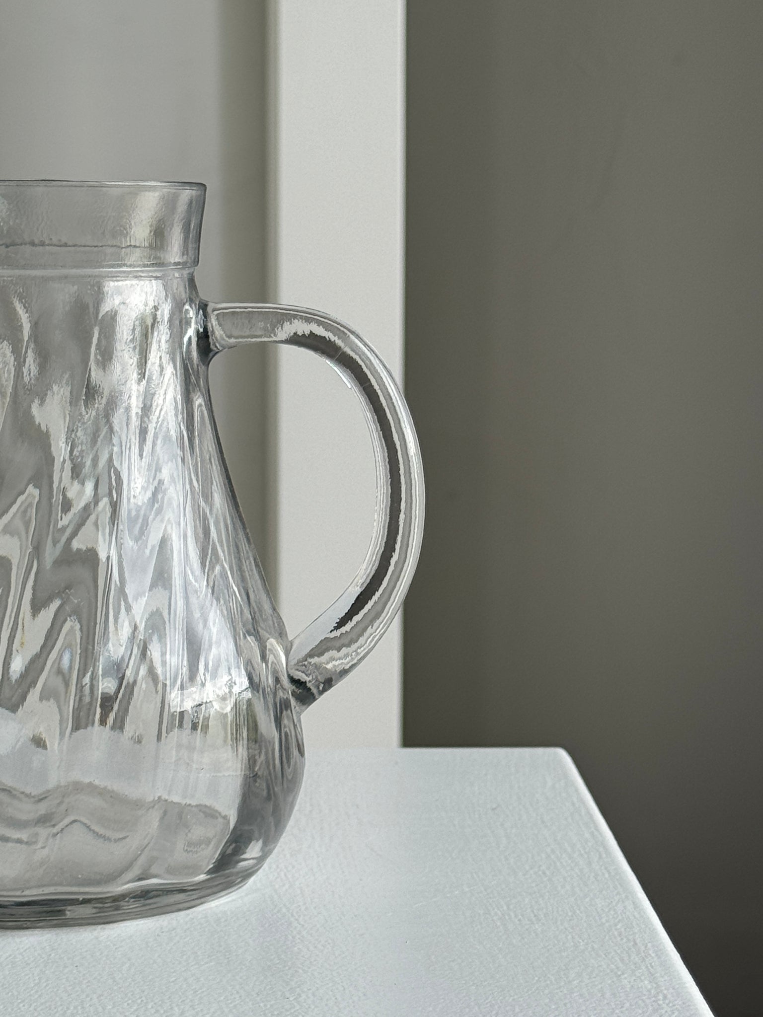 Carafe vintage striée à anse H:16