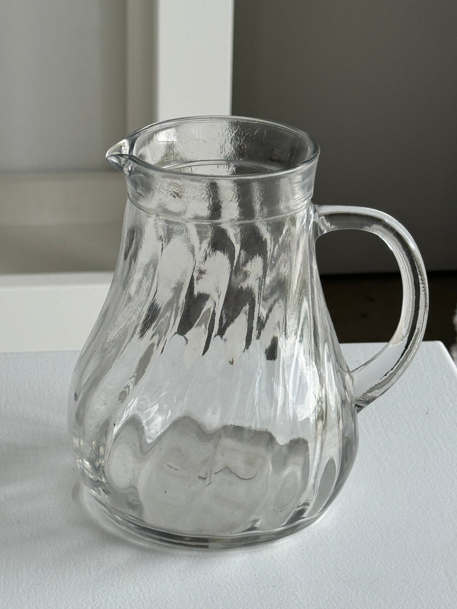 Carafe vintage striée à anse H:16