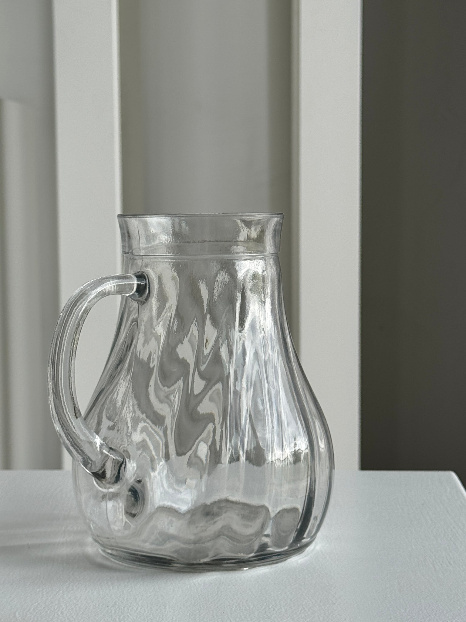 Carafe vintage striée à anse H:16