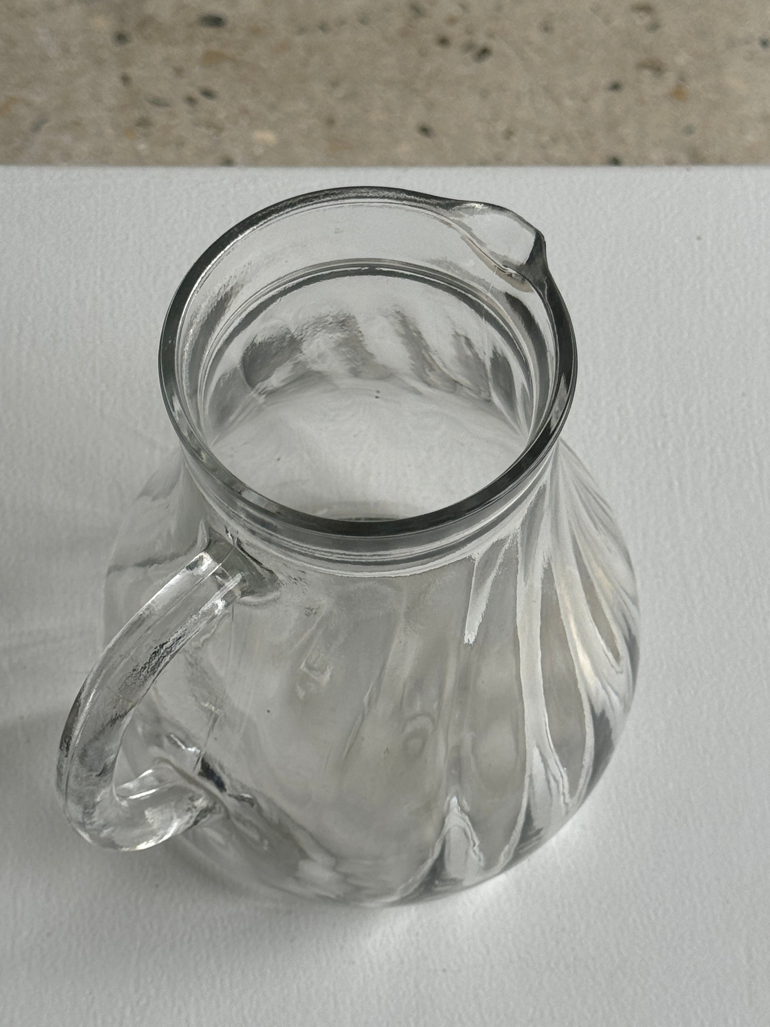 Carafe vintage striée à anse H:16