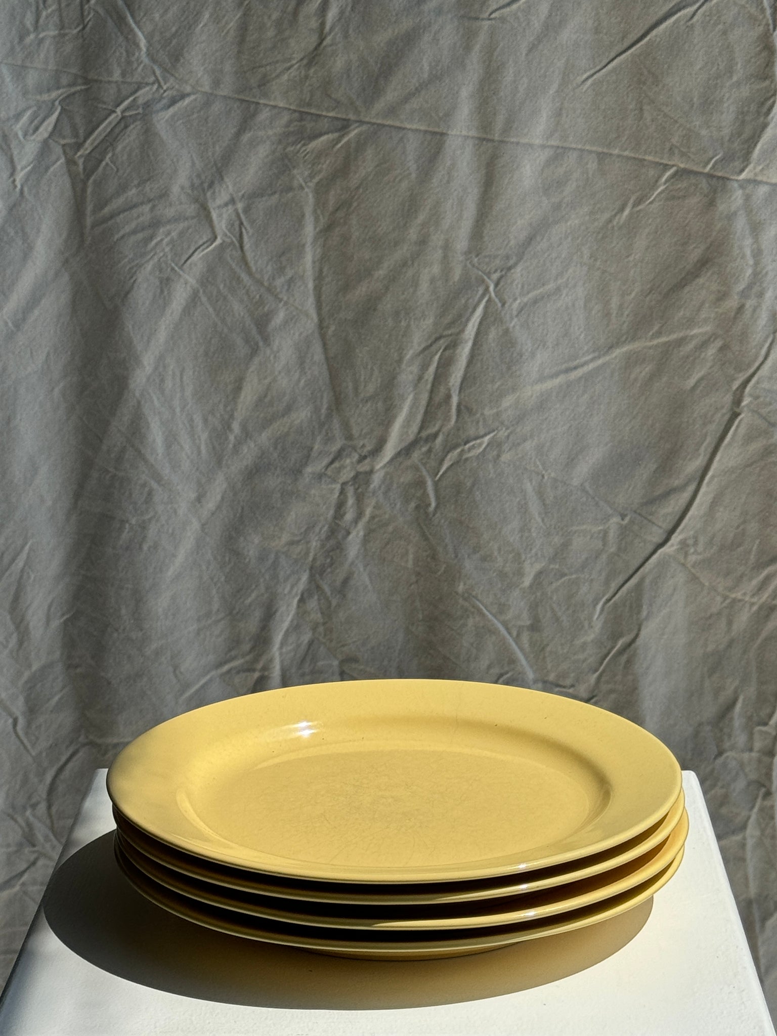 Lot de 4 assiettes jaunes années 90.