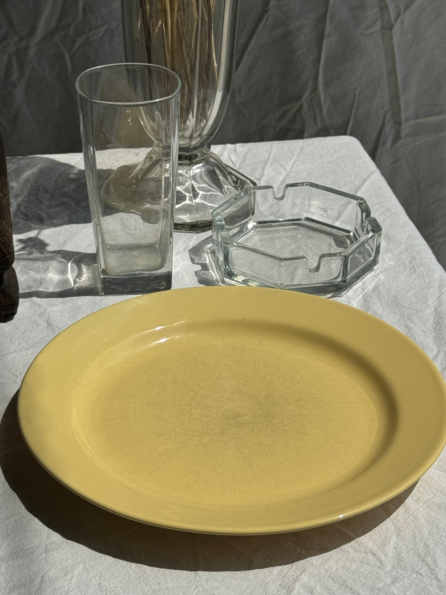 Lot de 4 assiettes jaunes années 90.