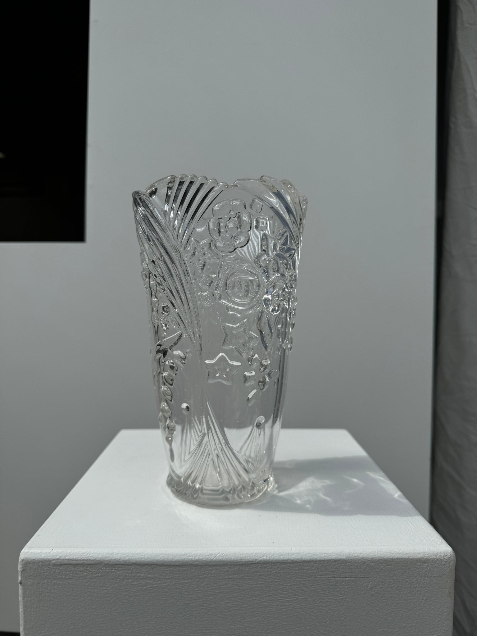 Vase en verre à motif de fleurs stylisées