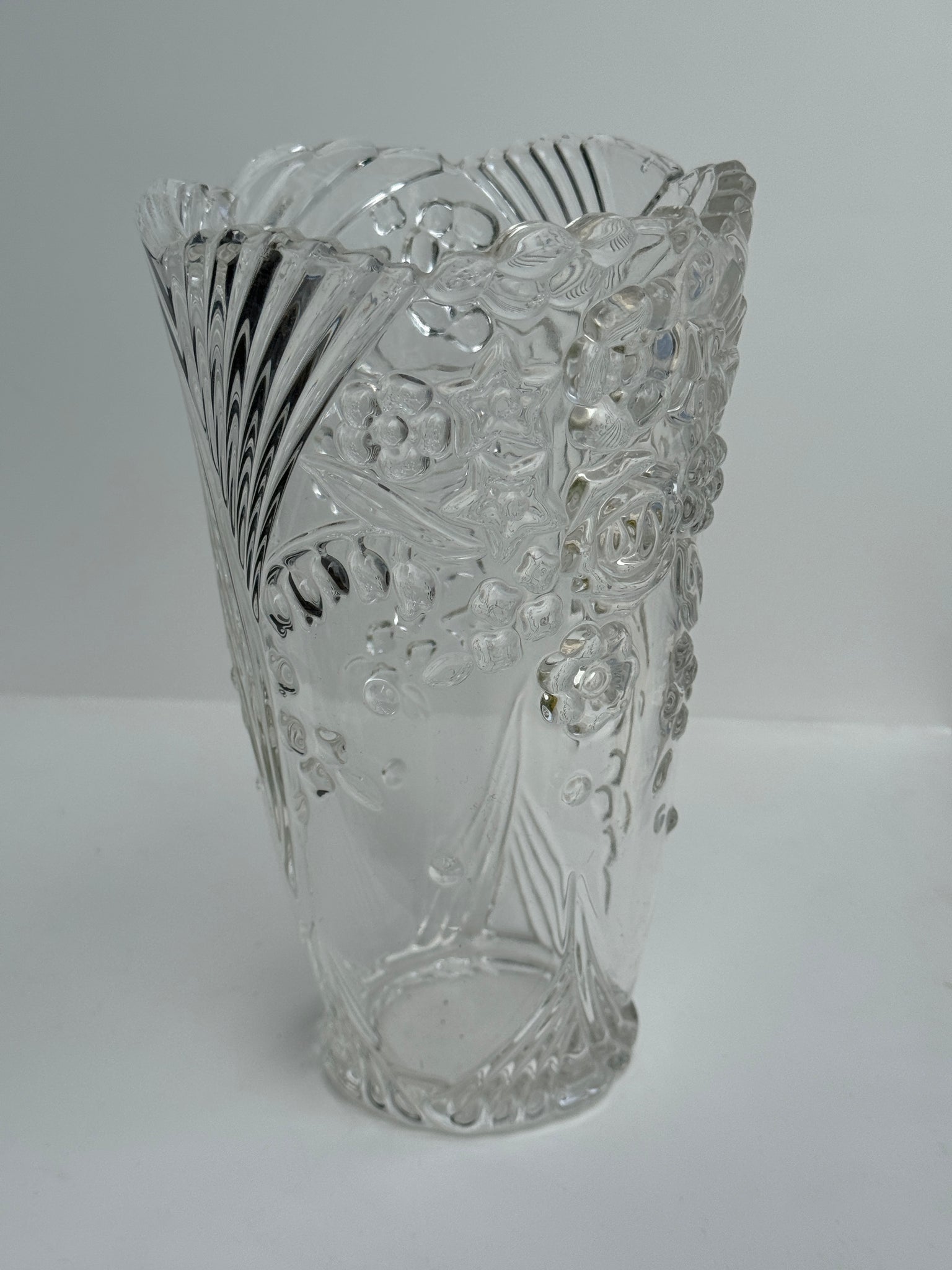 Vase en verre à motif de fleurs stylisées