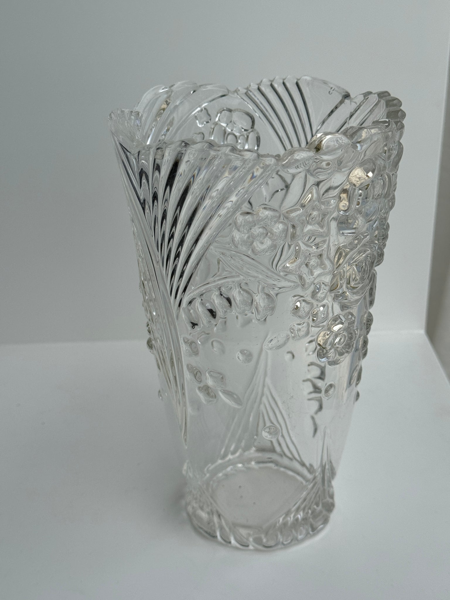 Vase en verre à motif de fleurs stylisées