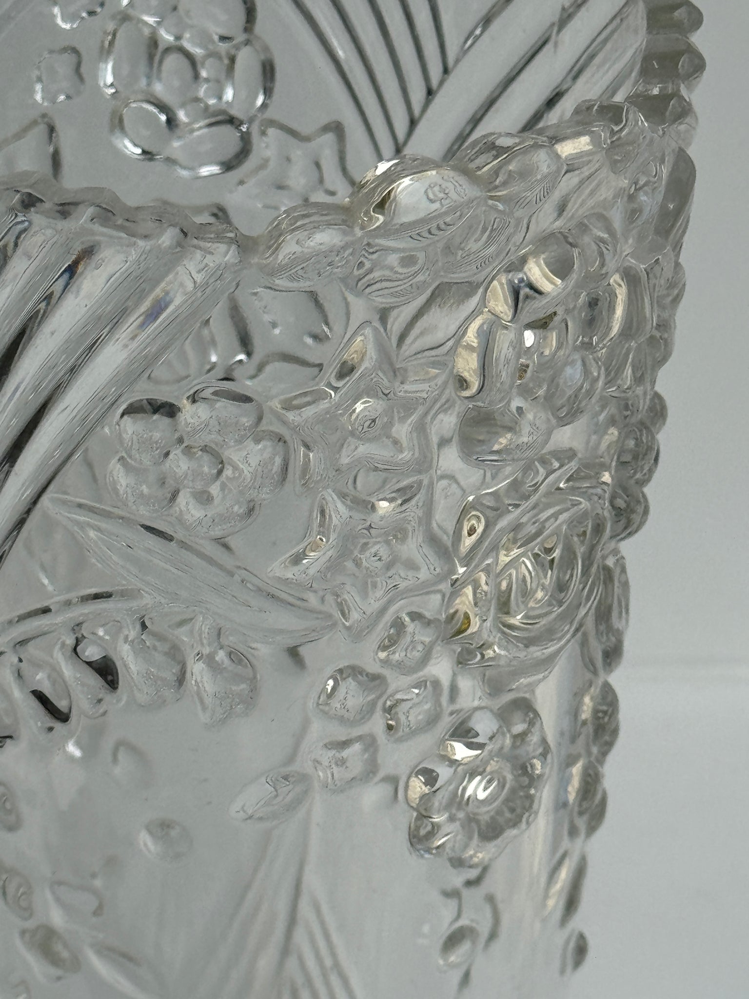 Vase en verre à motif de fleurs stylisées