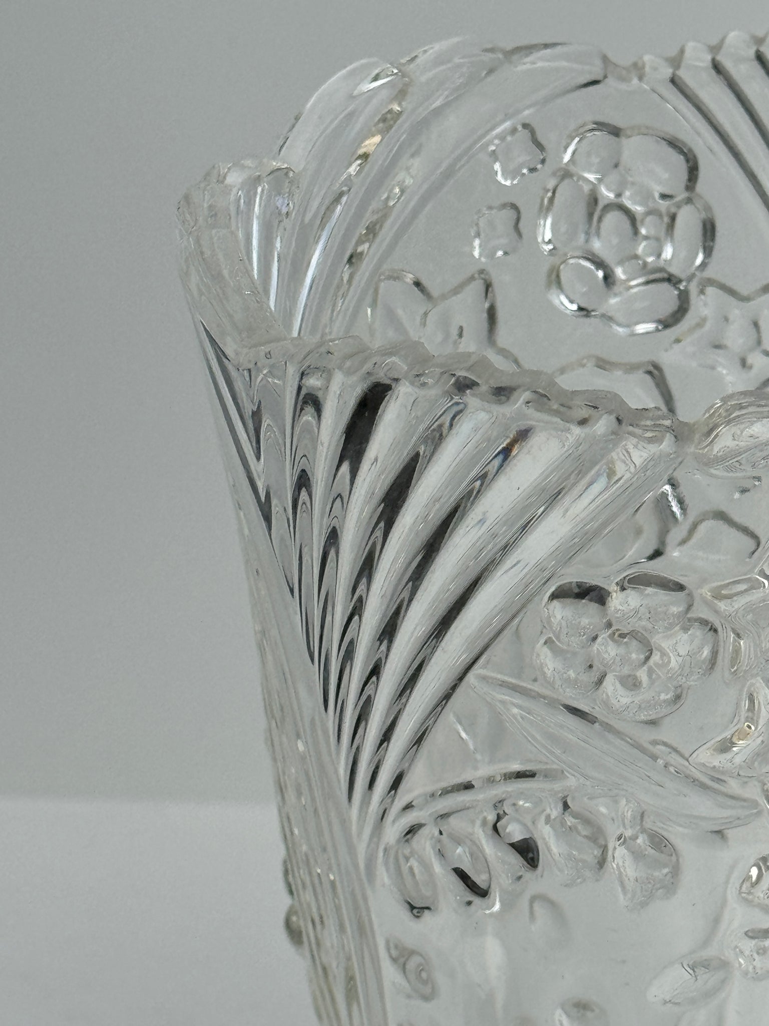 Vase en verre à motif de fleurs stylisées